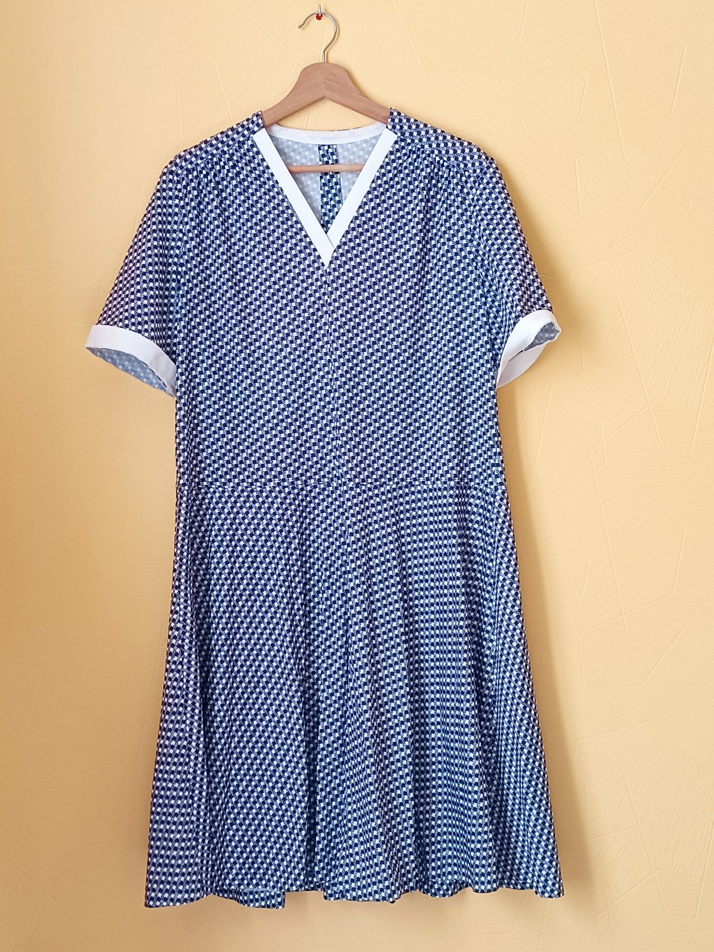 Robe manches courtes imprimée bleue marine et blanches Taille XL
