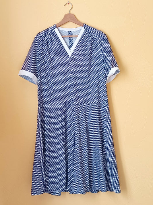 Robe manches courtes imprimée bleue marine et blanches Taille XL