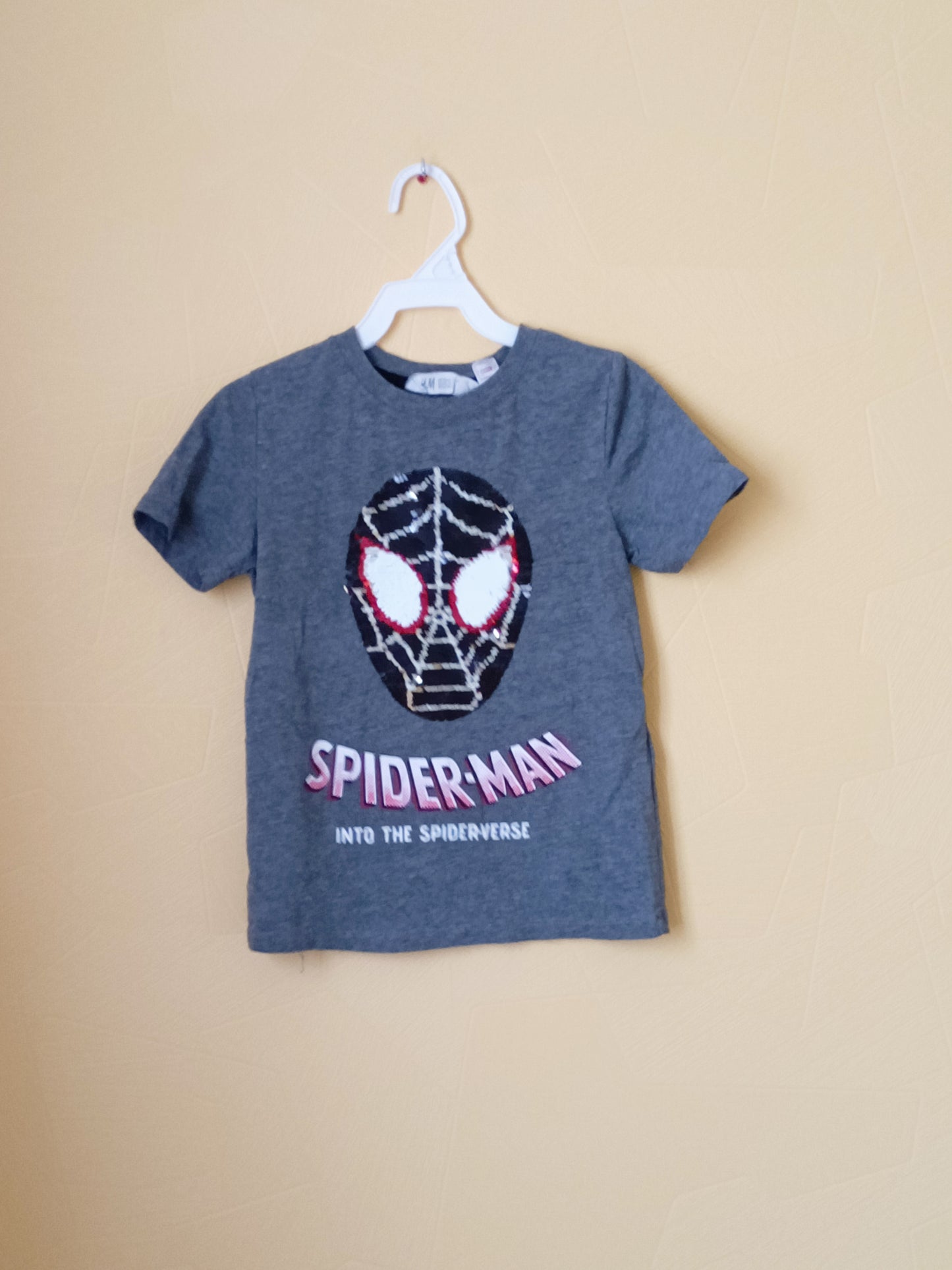 T-shirt H&M Marvel gris avec sequins Spiderman Taille 6/8 Ans