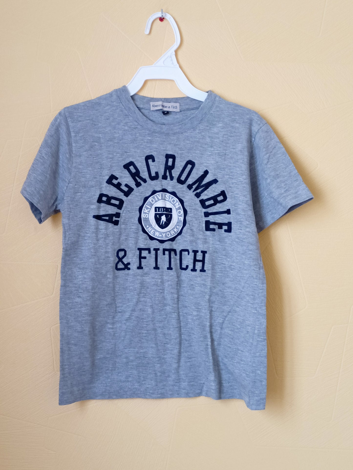 T-shirt Abercrombie & Fitch gris Taille 8 Ans