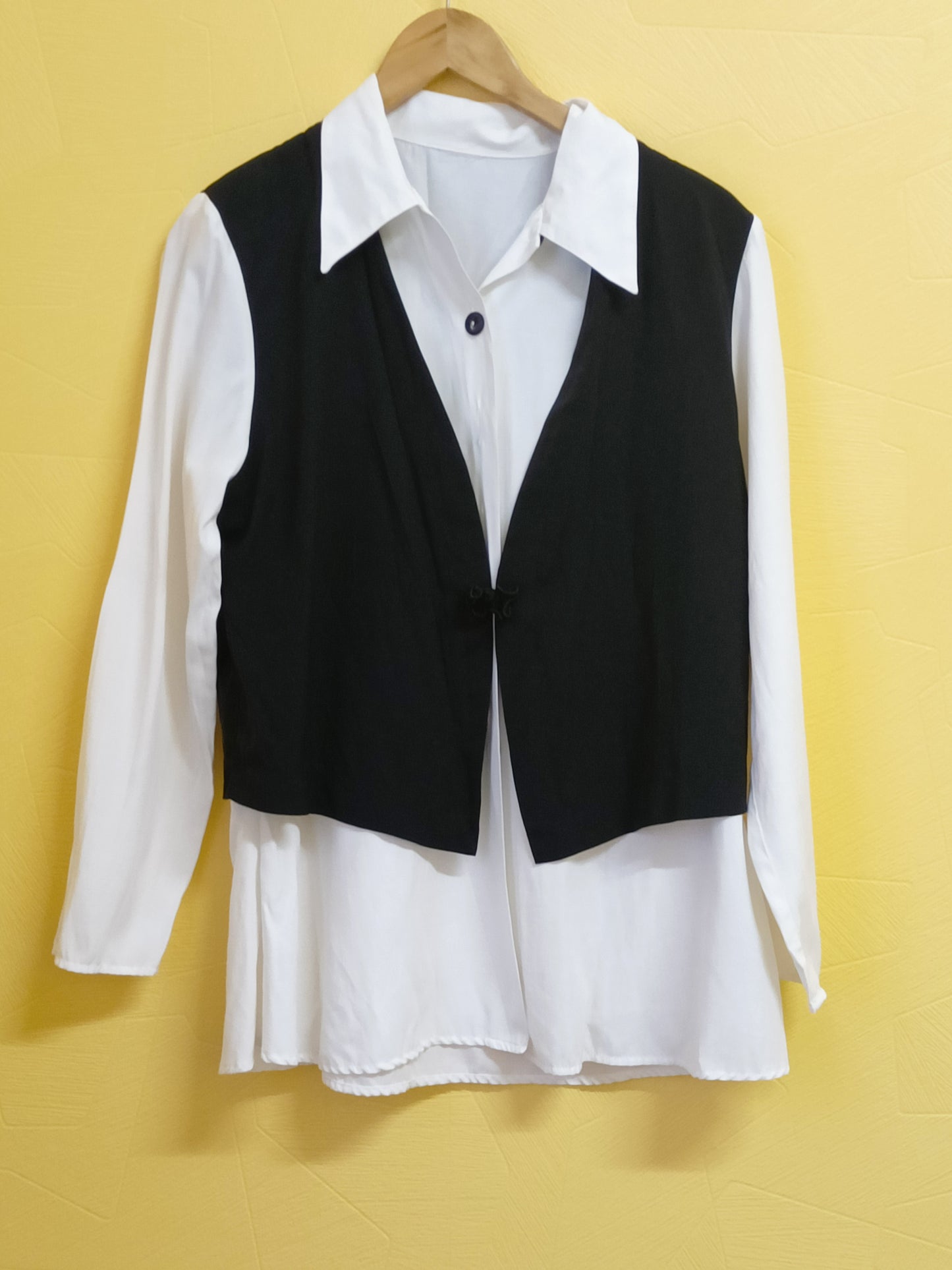 Chemise blanche avec gilet de costume noire Taille L