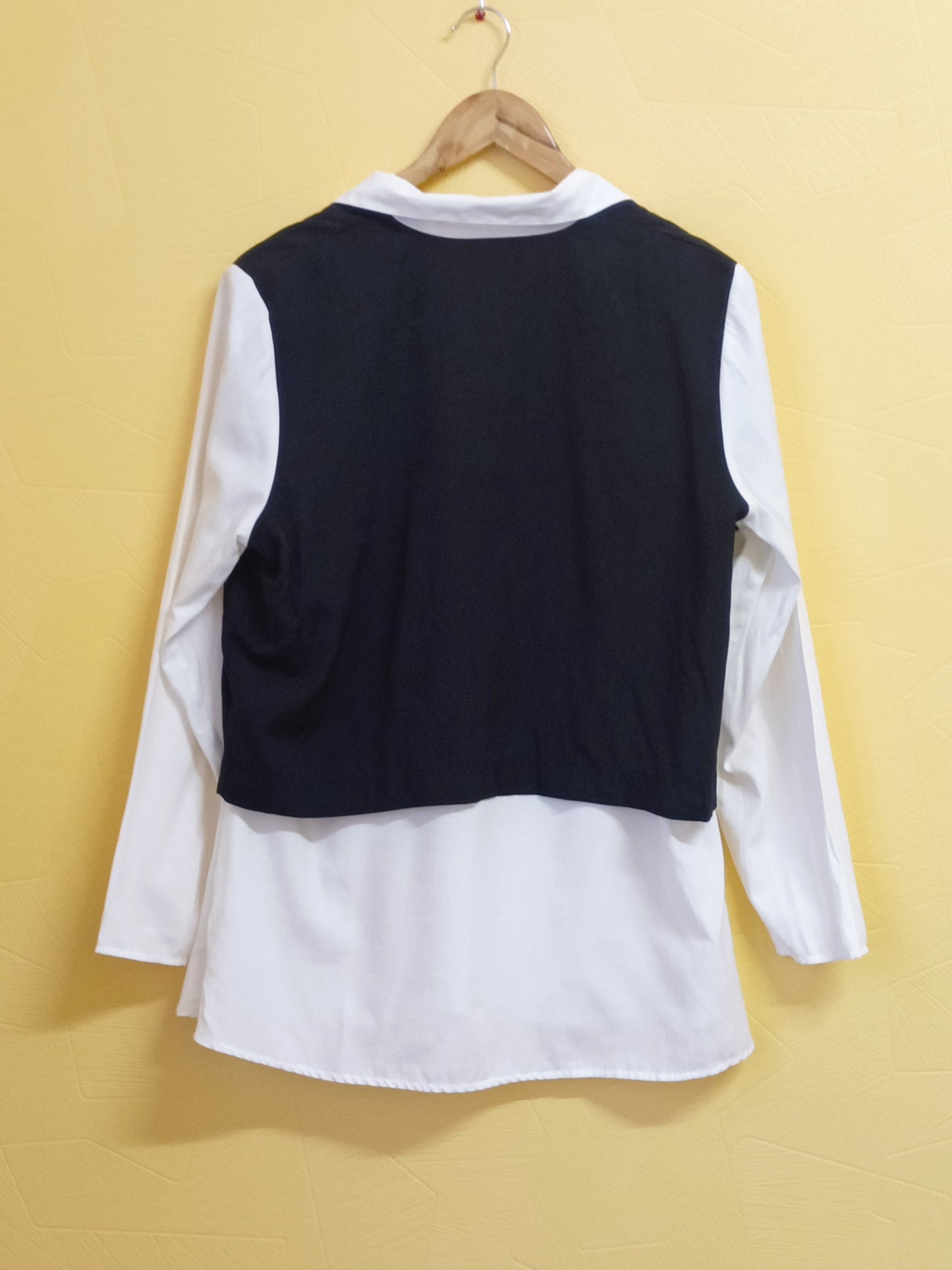 Chemise blanche avec gilet de costume noire Taille L