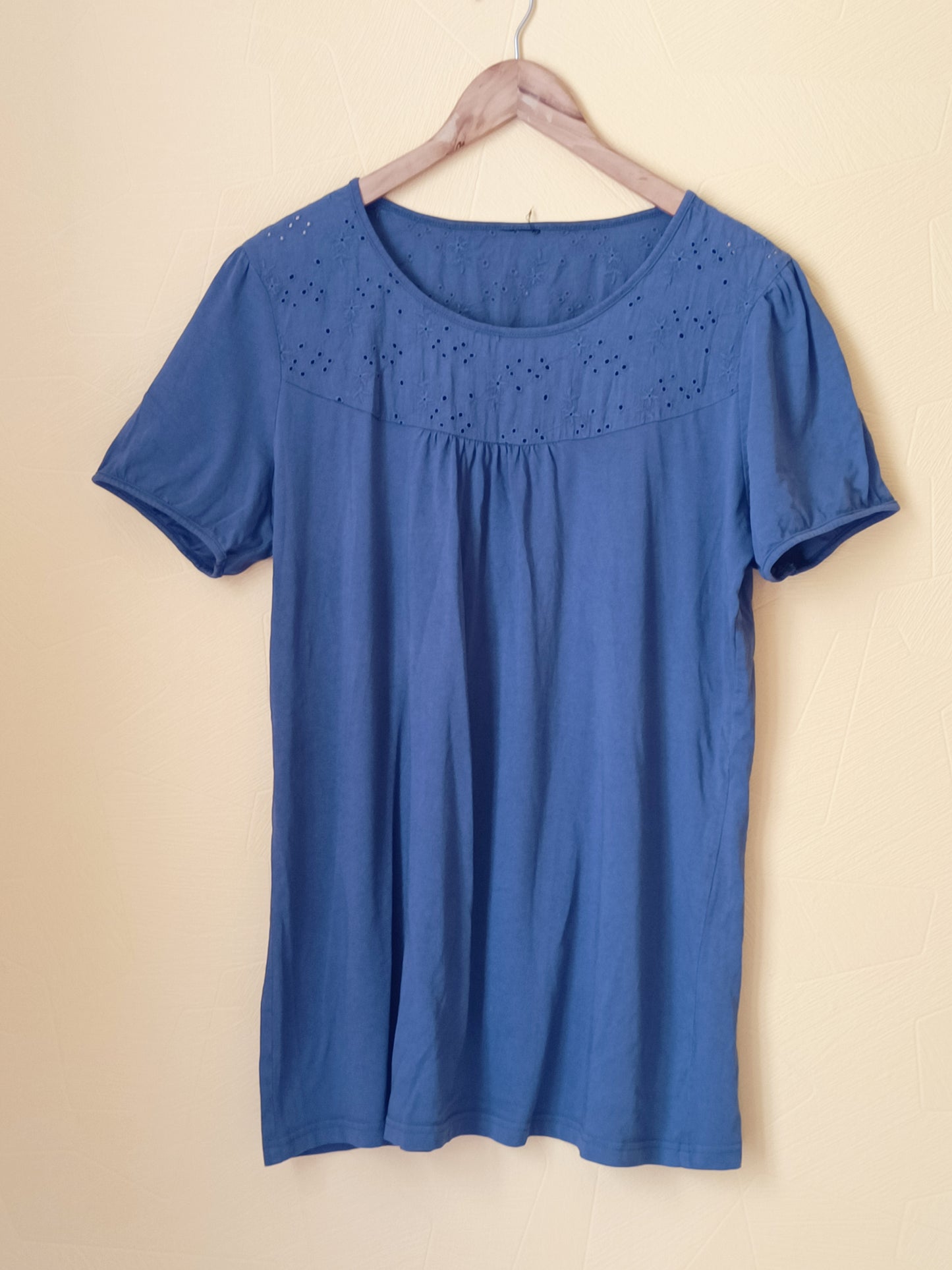 T-shirt bleu avec fantaisie au col Taille 46/48