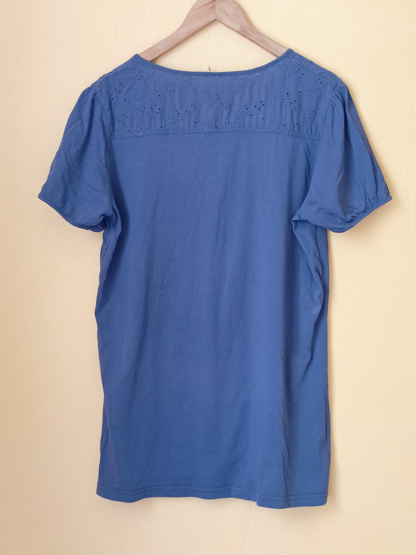 T-shirt bleu avec fantaisie au col Taille 46/48