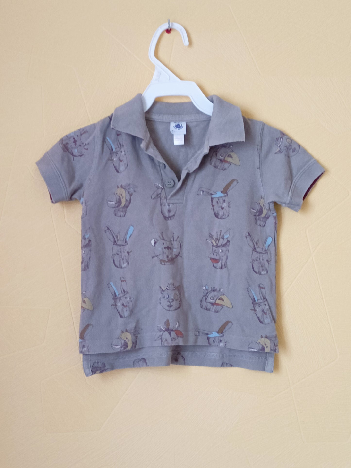 Polo Petit Bateau taupe avec impression Taille 18 Mois