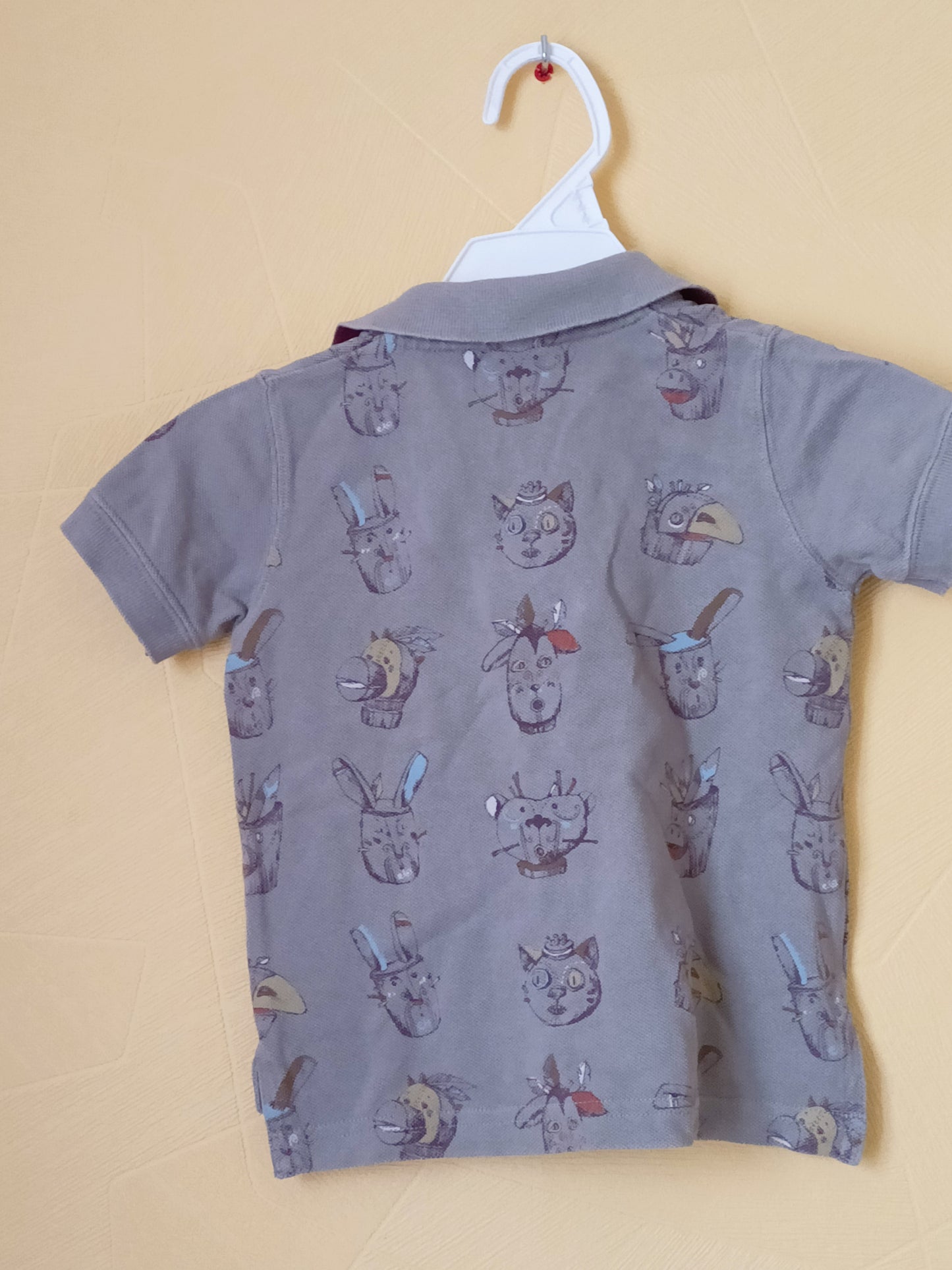 Polo Petit Bateau taupe avec impression Taille 18 Mois