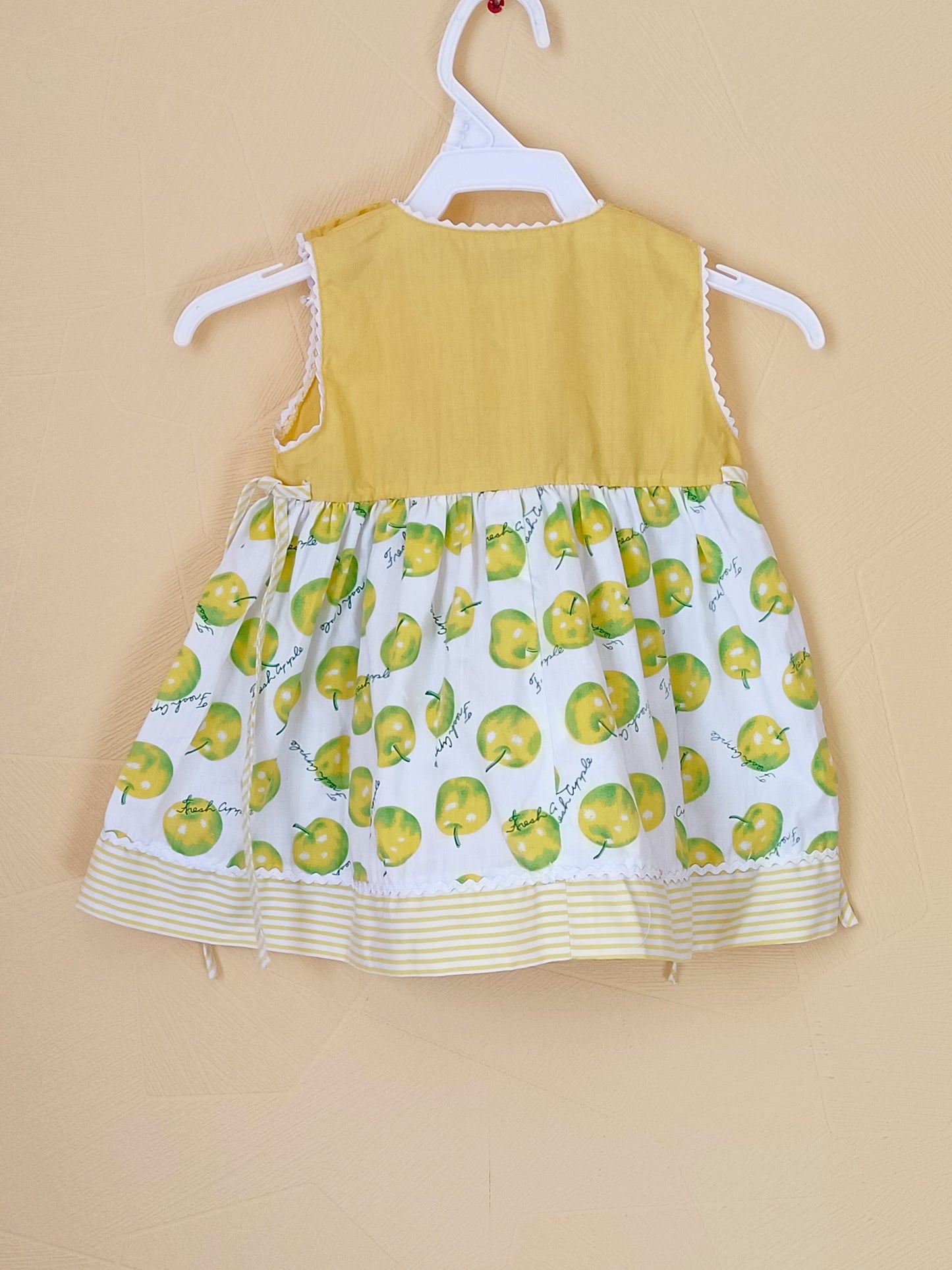 Robe sans manche jaune et imprimée Taille 6 Mois