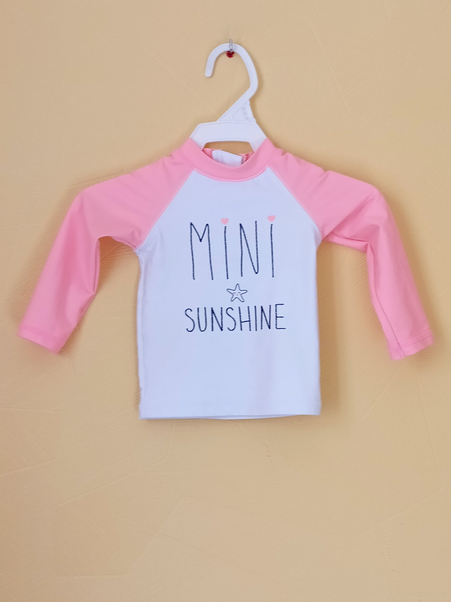 T-shirt manches longues anti UV Kiabi rose et blanc avec impression Taille 12 Mois