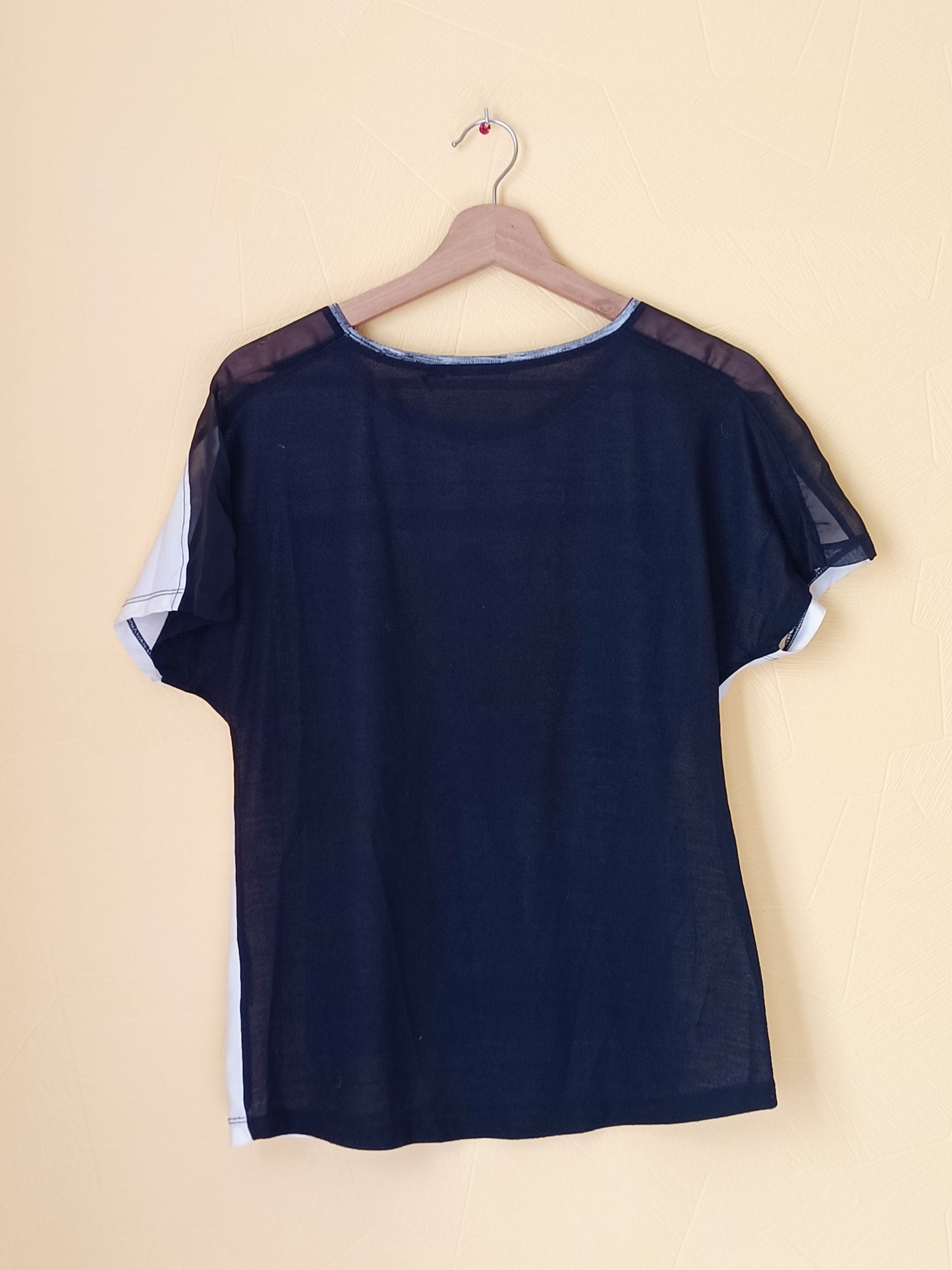 T-shirt Kiabi noir et blanc avec impression Taille M