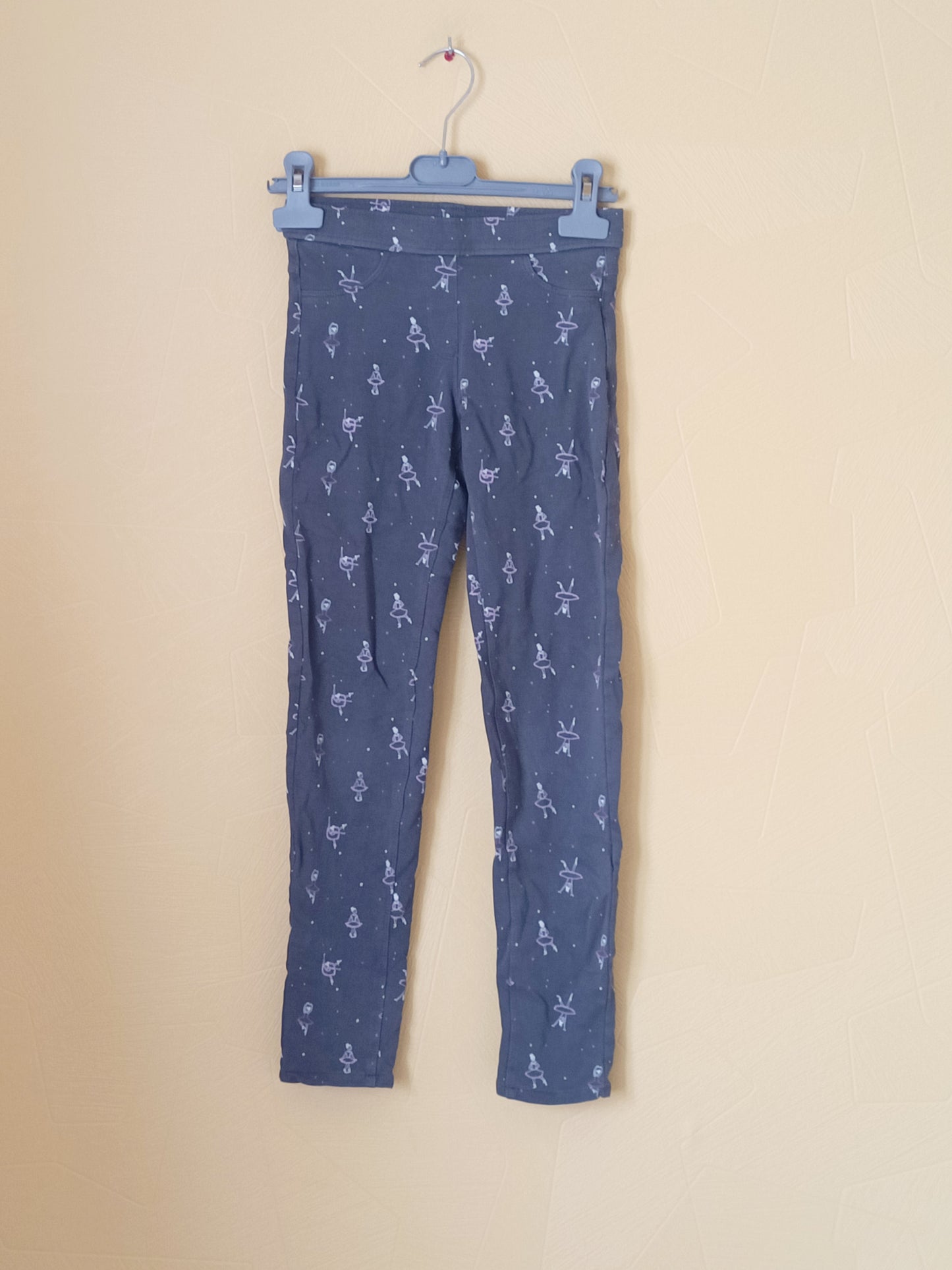 Jegging Kiabi gris à motifs danseuses Taille 10 Ans