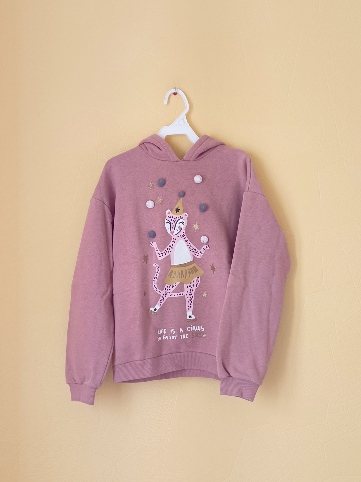 Sweat à capuche Kiabi vieux rose avec impression Taille 12 Ans