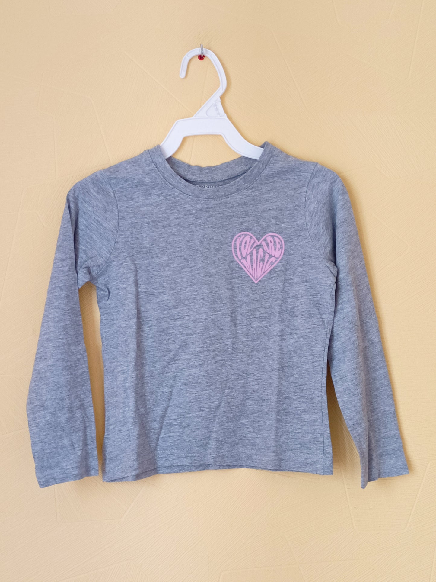 T-shirt manches longues Primark gris avec impression Taille 4/5 Ans