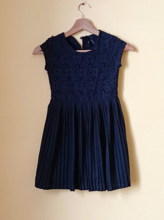 Robe manches courtes Kids noire avec dentelle Taille 7/8 Ans