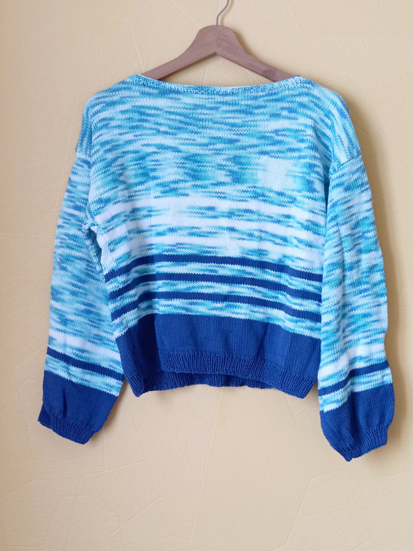 Pull en mailles blanc et dégradé de bleu Taille L