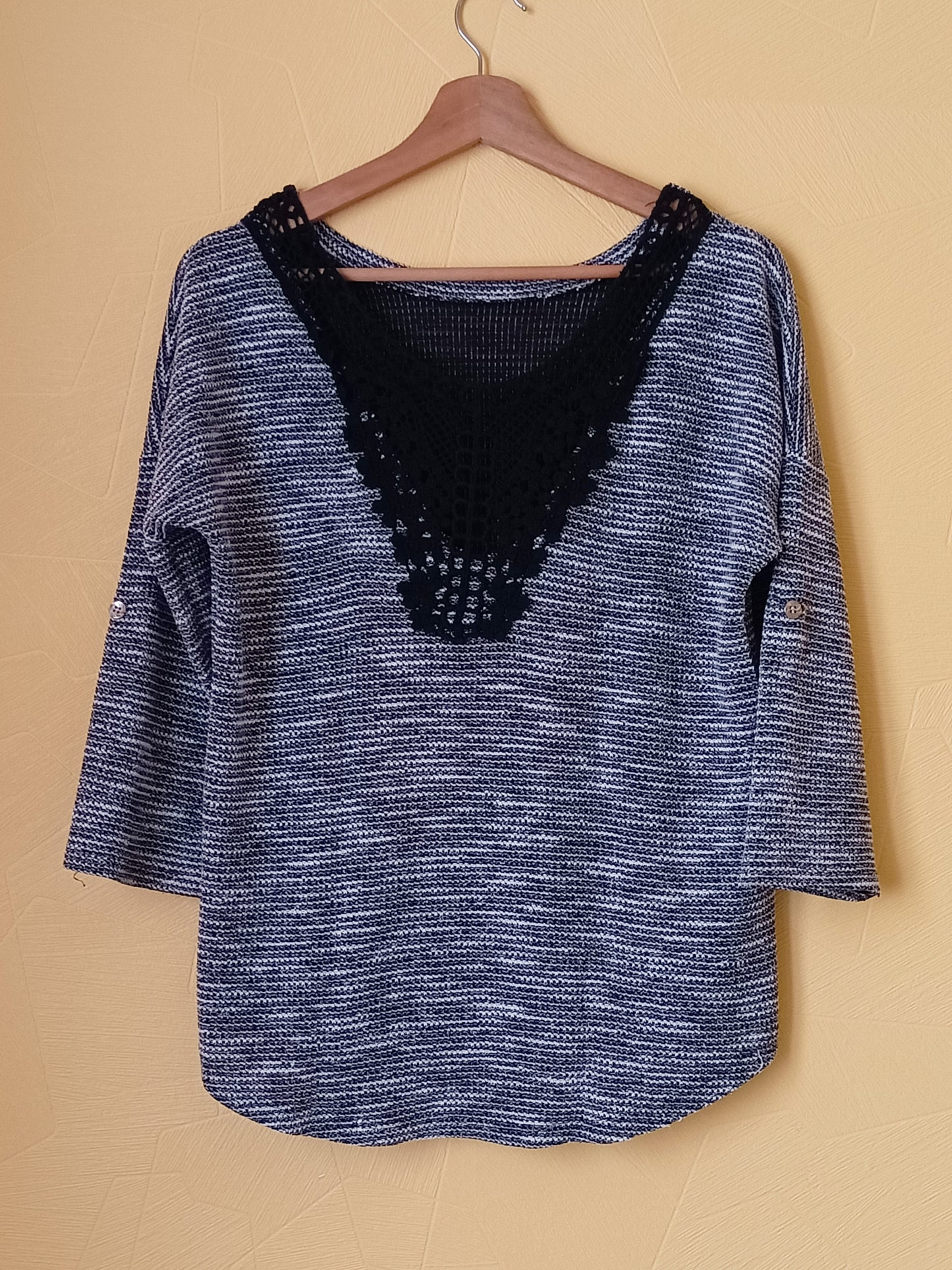 Pull fin noir et blanc avec dentelle manches 3/4 Taille L