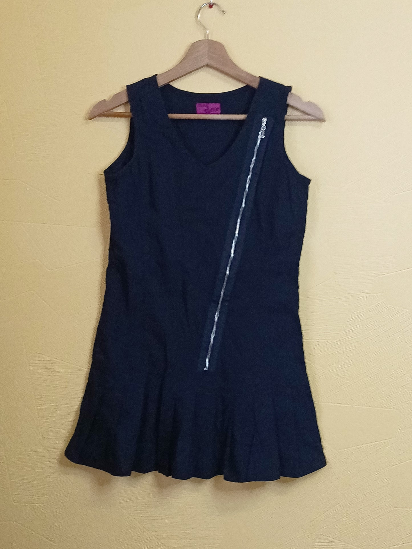 Robe sans manche Miss Stere noire Taille 14 Ans