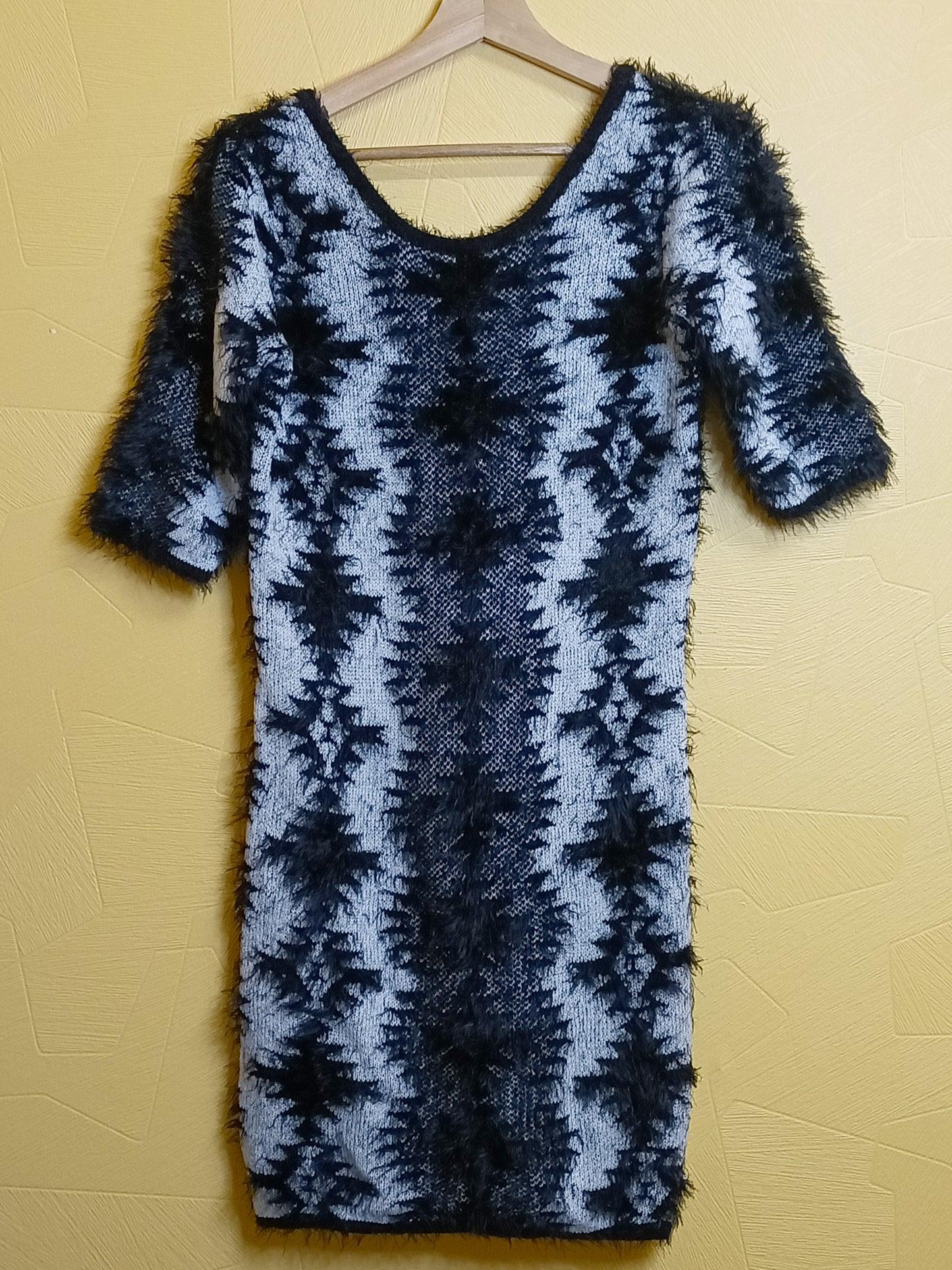 Robe pull maille poilue manches 3/4 Kiabi noire et blanche Taille S