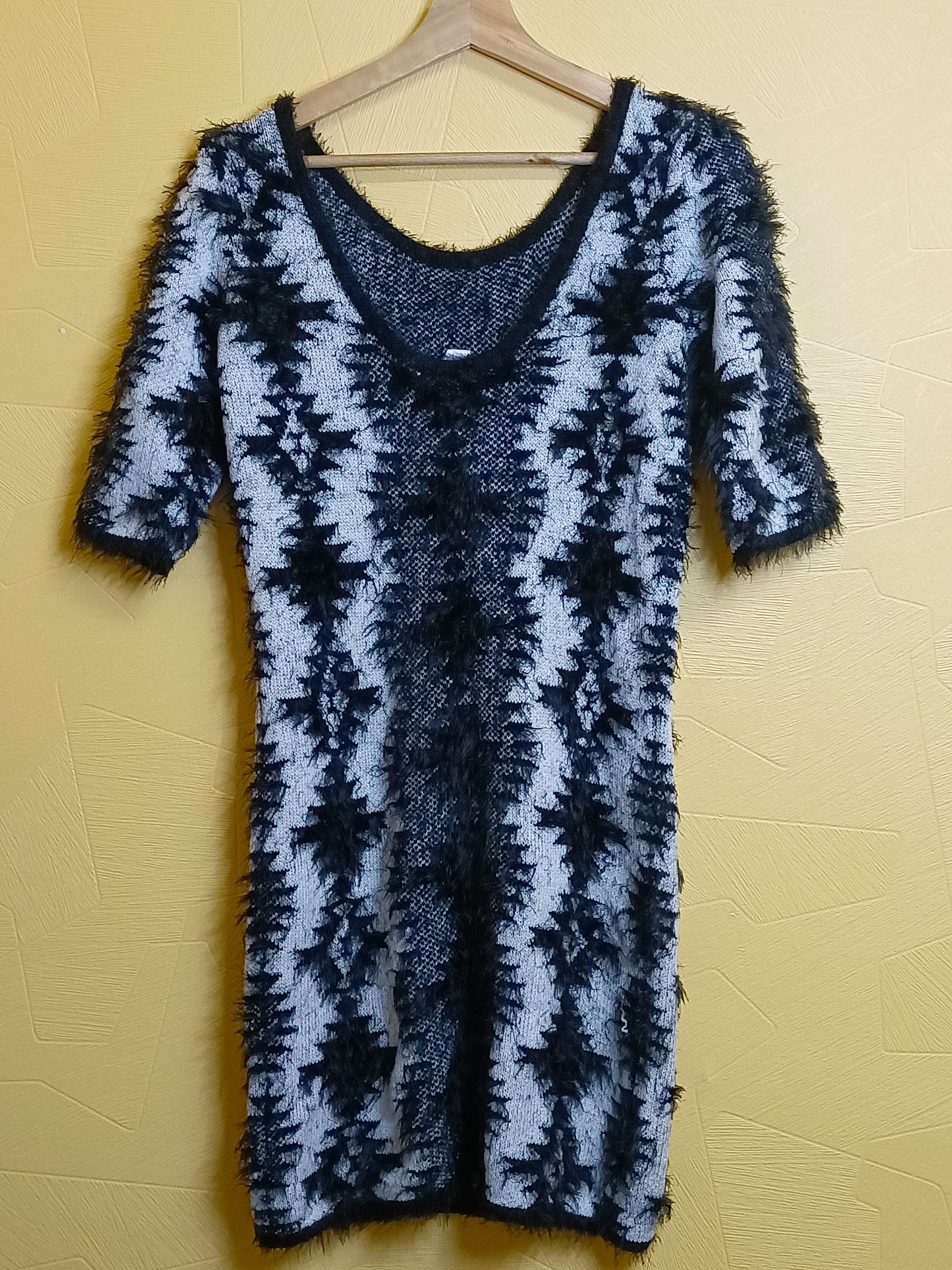 Robe pull maille poilue manches 3/4 Kiabi noire et blanche Taille S