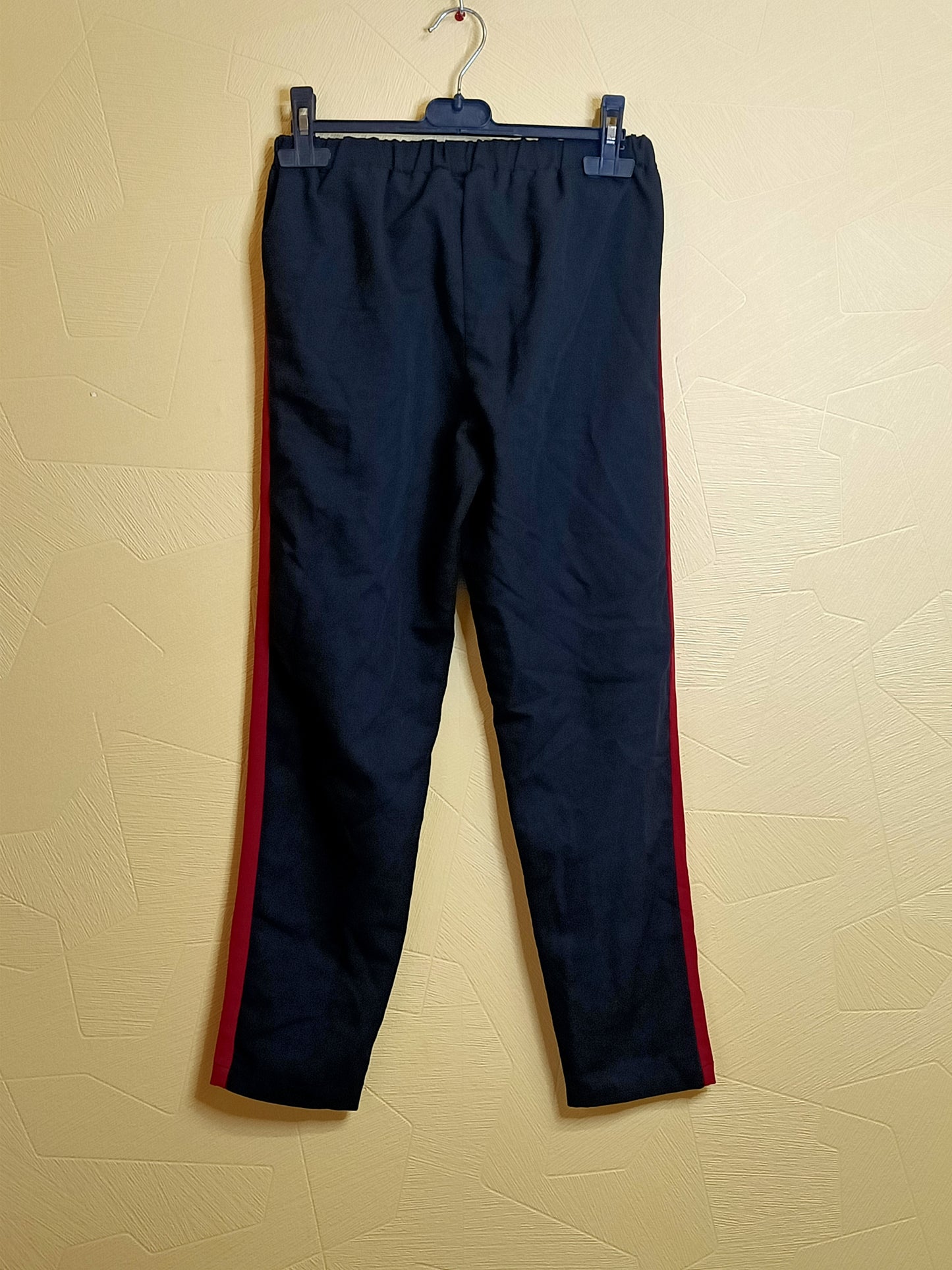 Pantalon Kiabi noir avec liseré rouge Taille 12 Ans