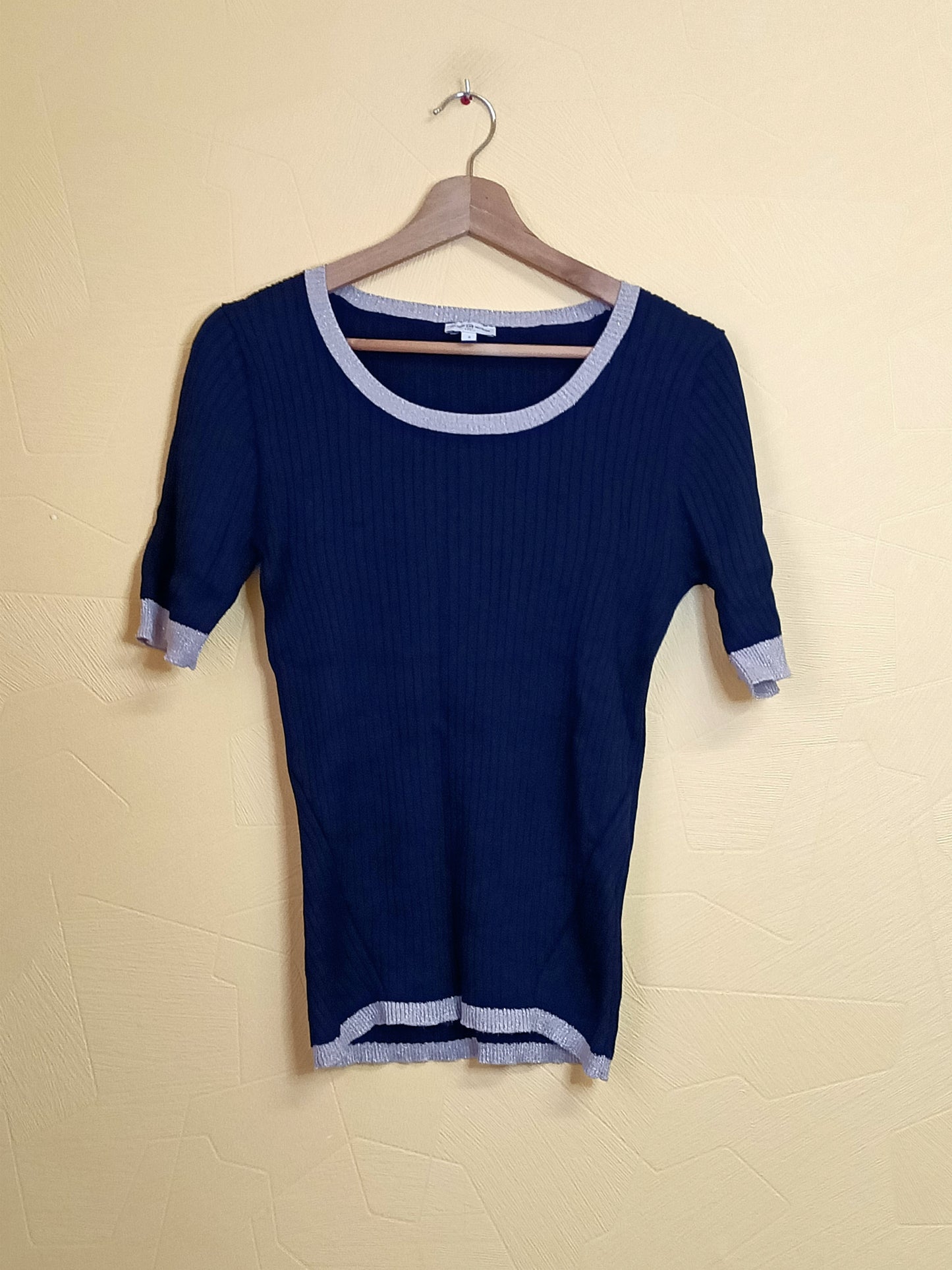 Pull manches courtes Un Jour Ailleurs bleu marine avec liseré doré Taille 2