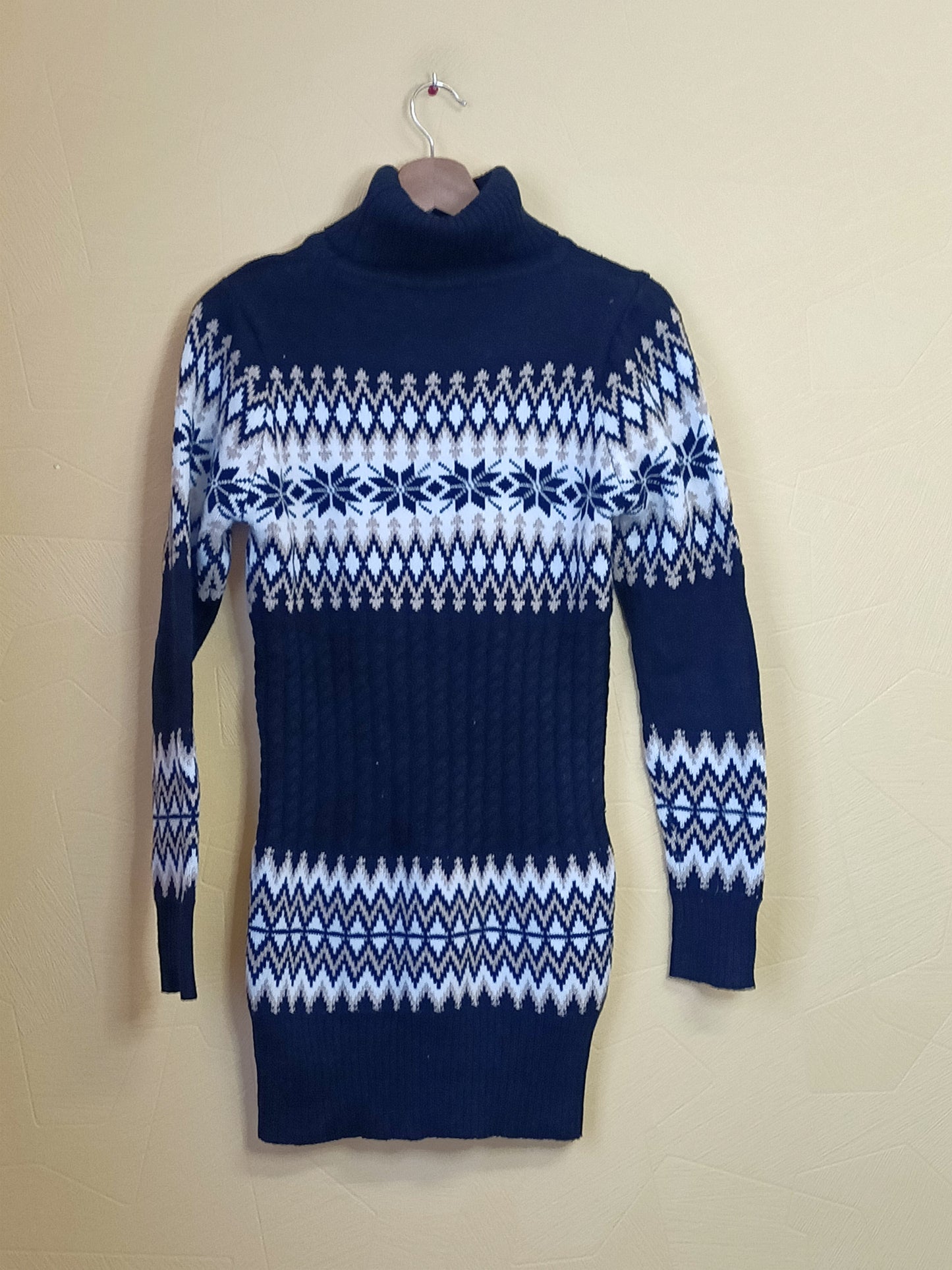 Pull long en maille avec col noire à motifs Taille S