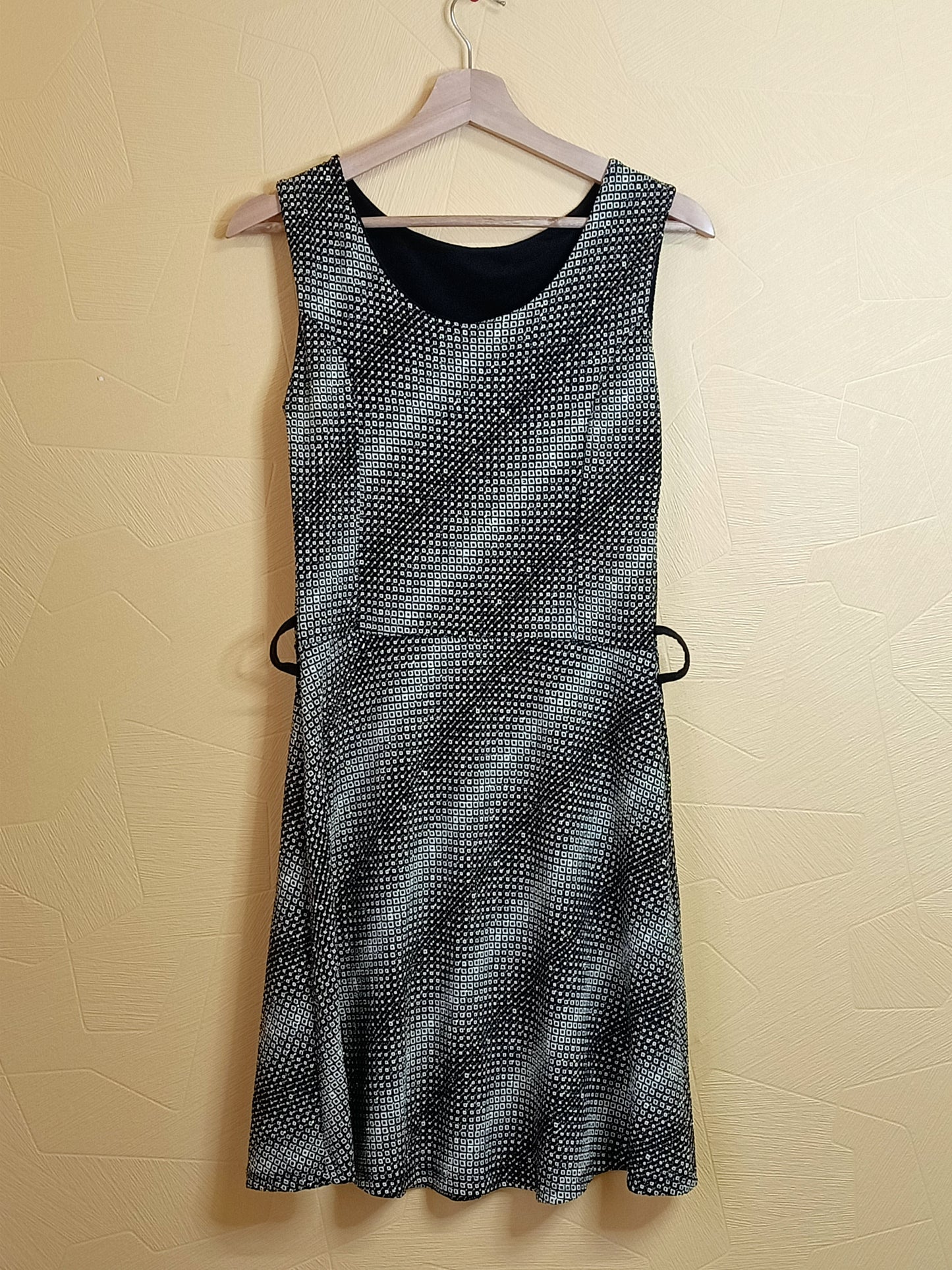 Robe sans manches noire et dorée Taille L