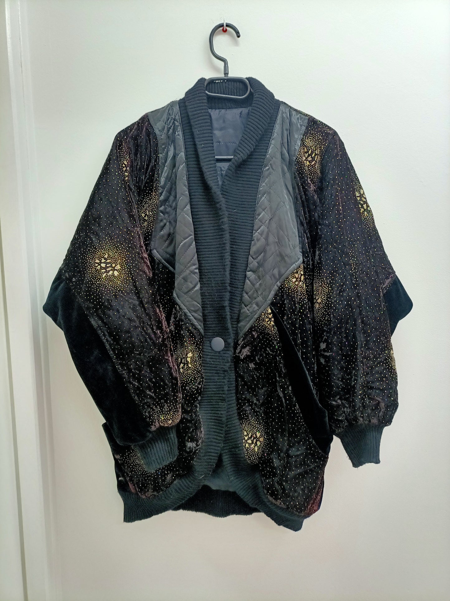 Manteau noir avec strass et paillettes Taille XXL