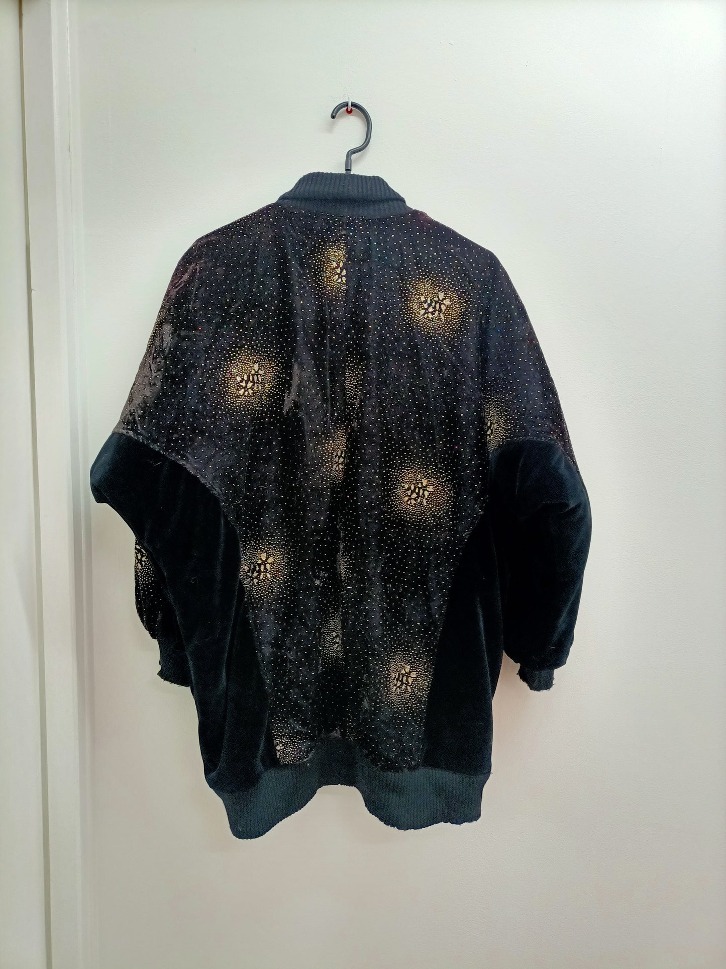 Manteau noir avec strass et paillettes Taille XXL