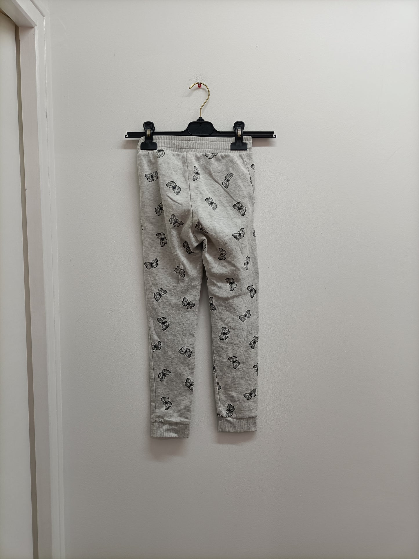 Jogging H&M gris clair avec motifs papillons Taille 7/8 Ans