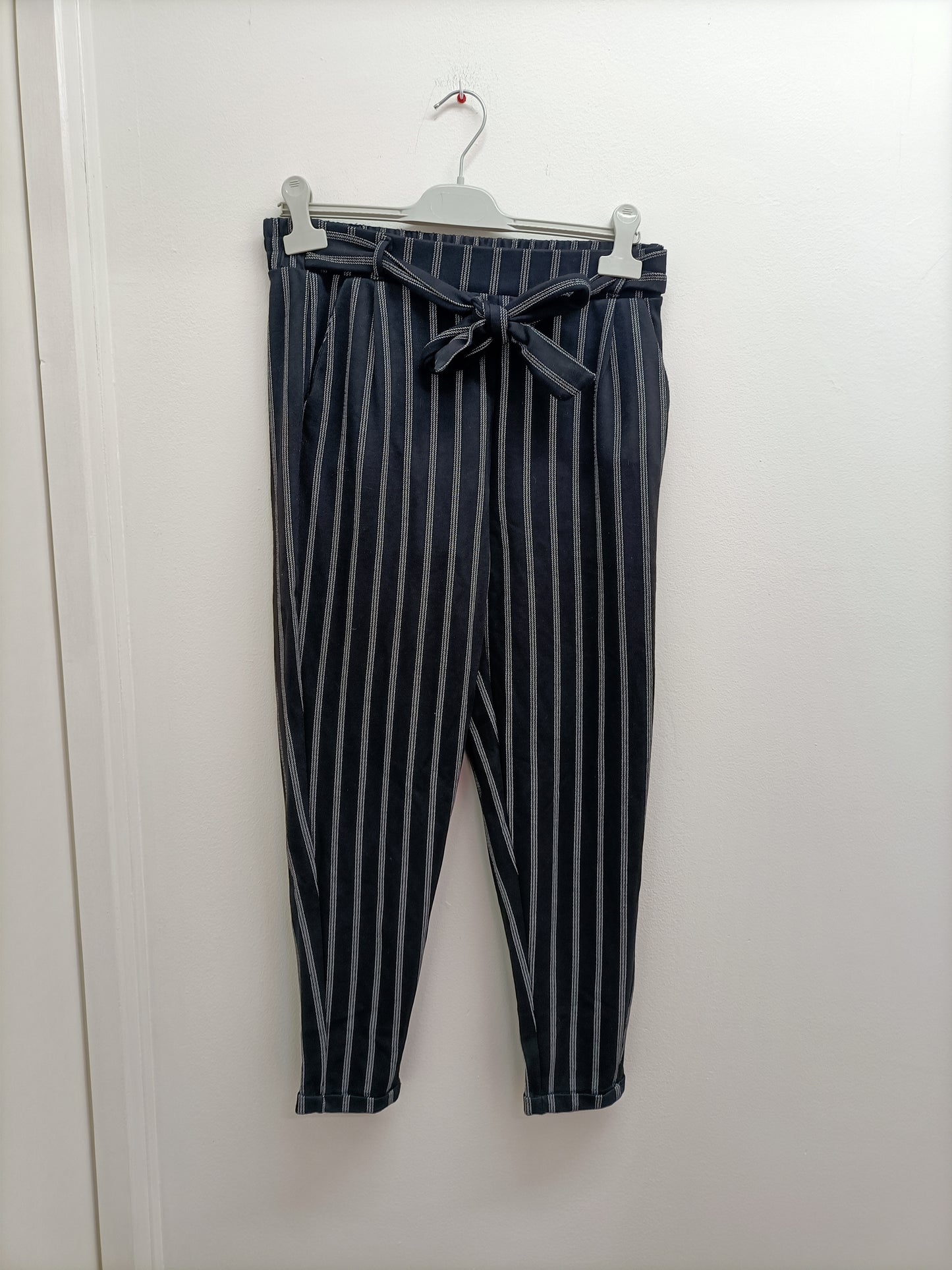 Pantalon avec ceinture Page One noir rayé blanc Taille S