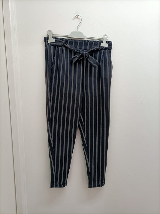 Pantalon avec ceinture Page One noir rayé blanc Taille S