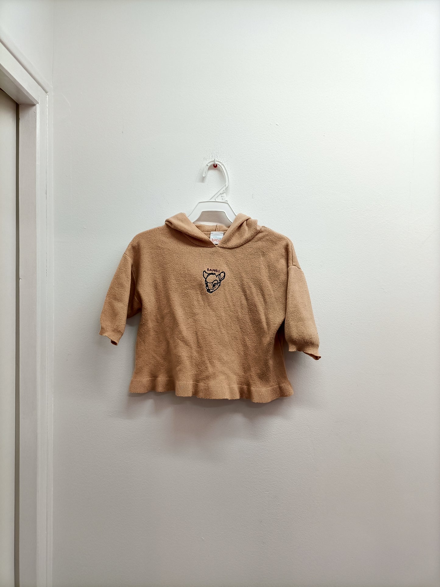 Pull à capuche Disney Baby beige Taille 12 Mois