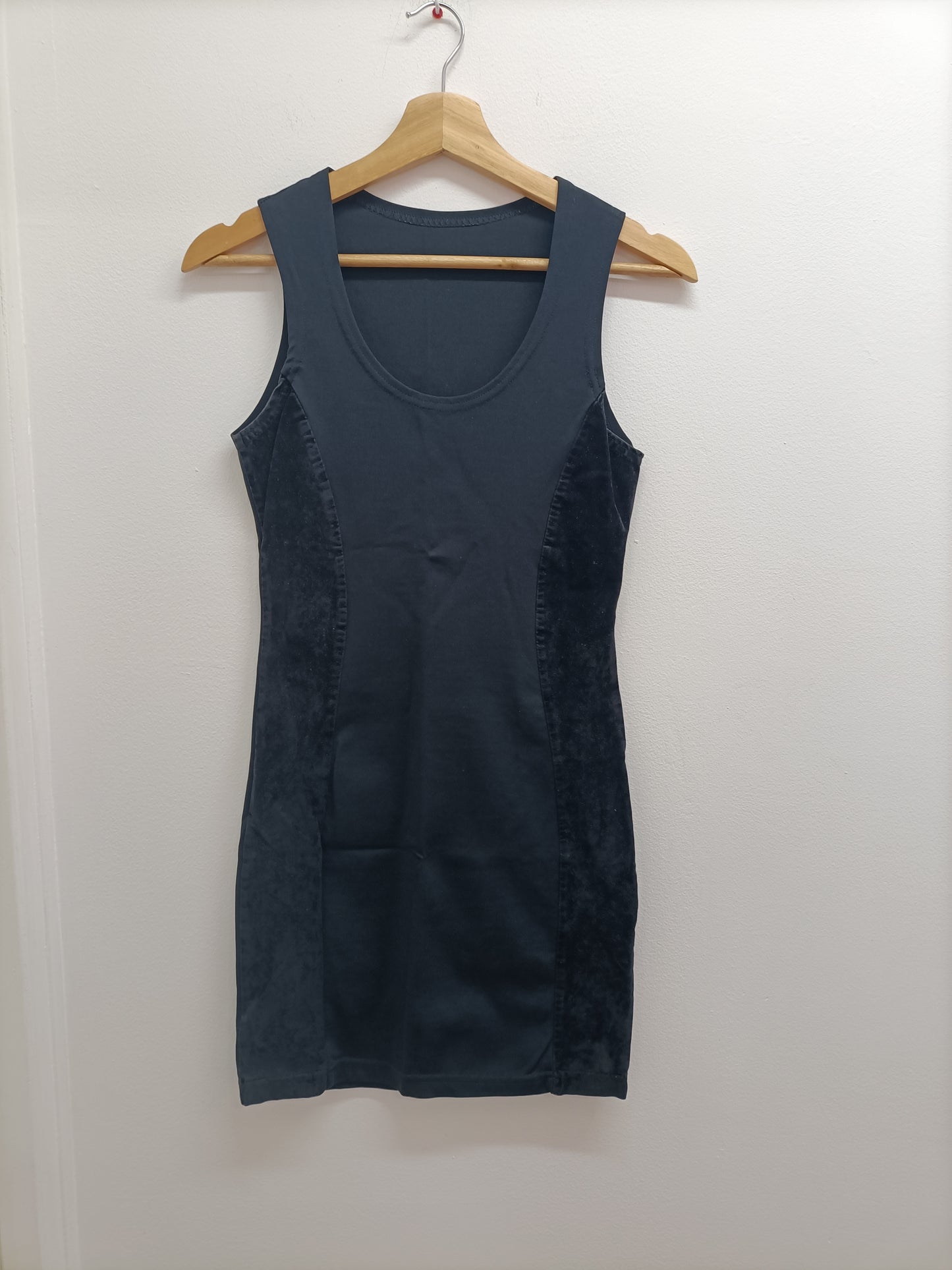 Robe sans manches noire avec empiècement velours Taille XS
