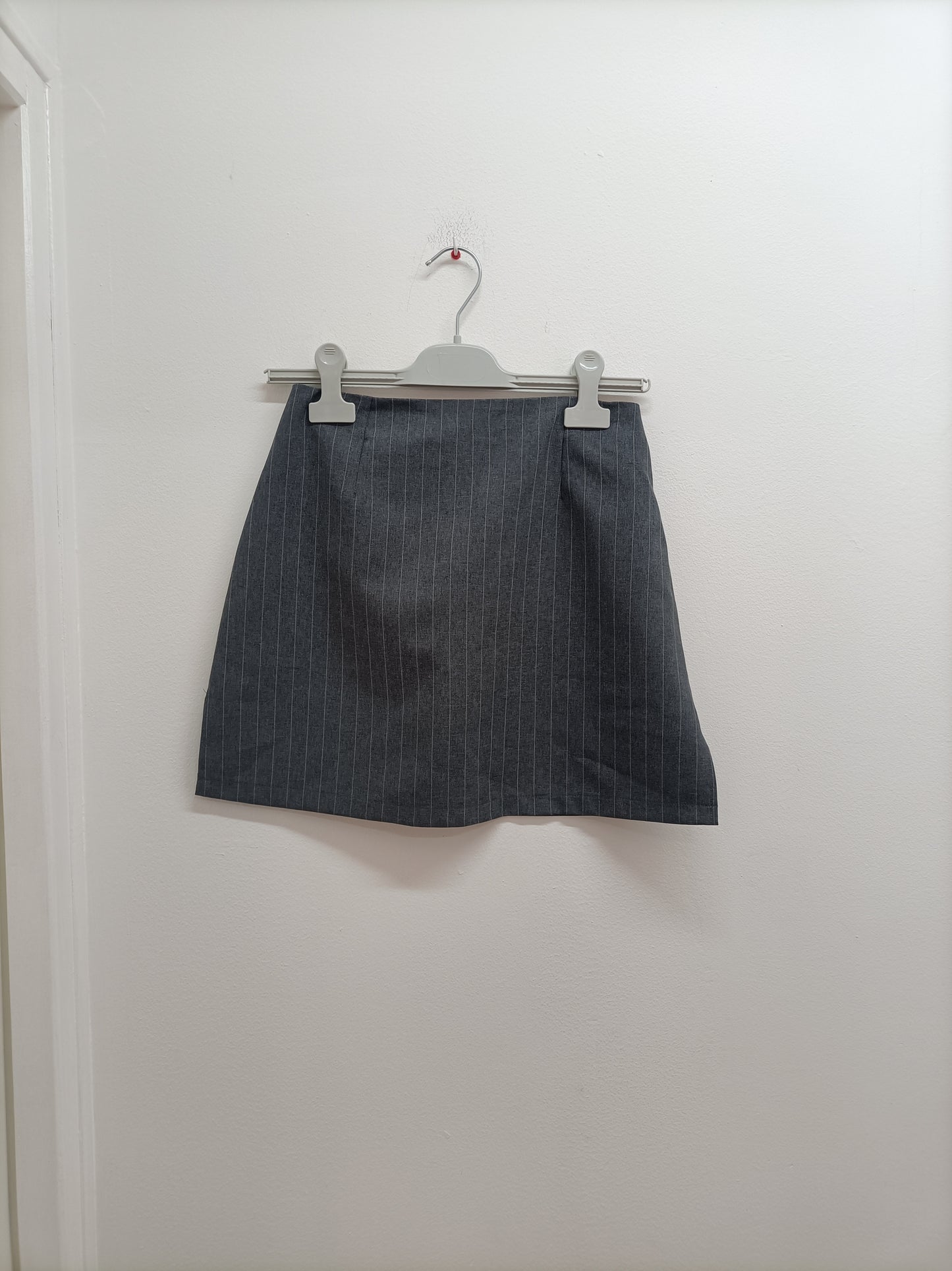 Jupe courte Kiabi grise rayée blanche Taille 36