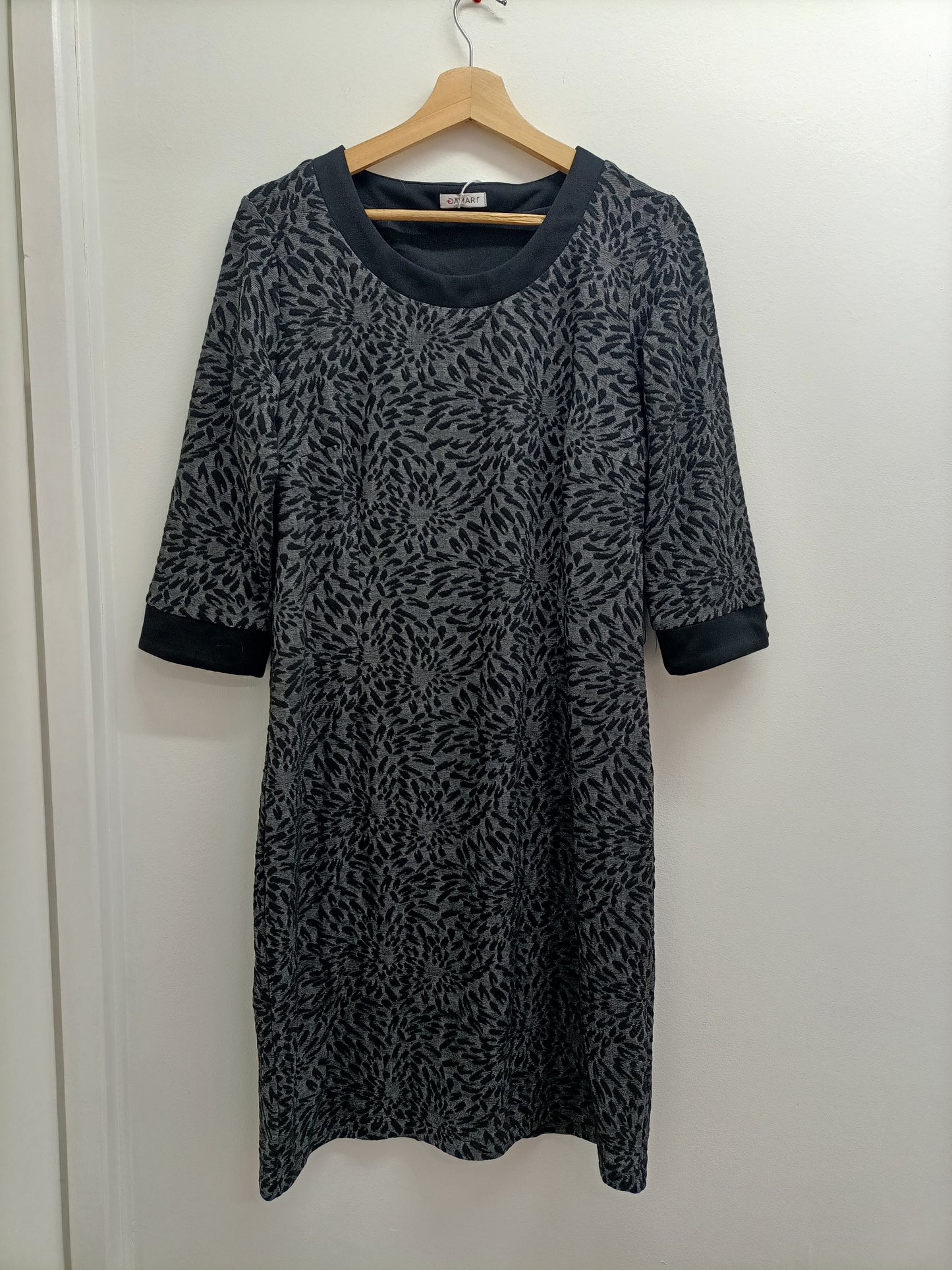 Robe manches 3/4 Damart noire et grise fleurie Taille 40