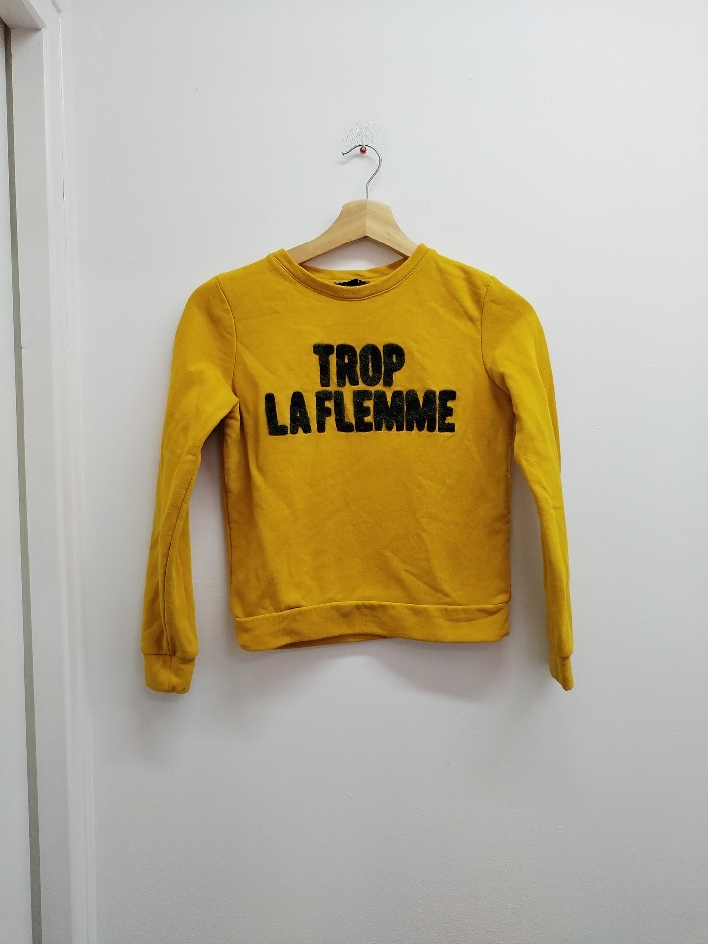 Sweat Kiabi moutarde avec broderie Taille 10 Ans