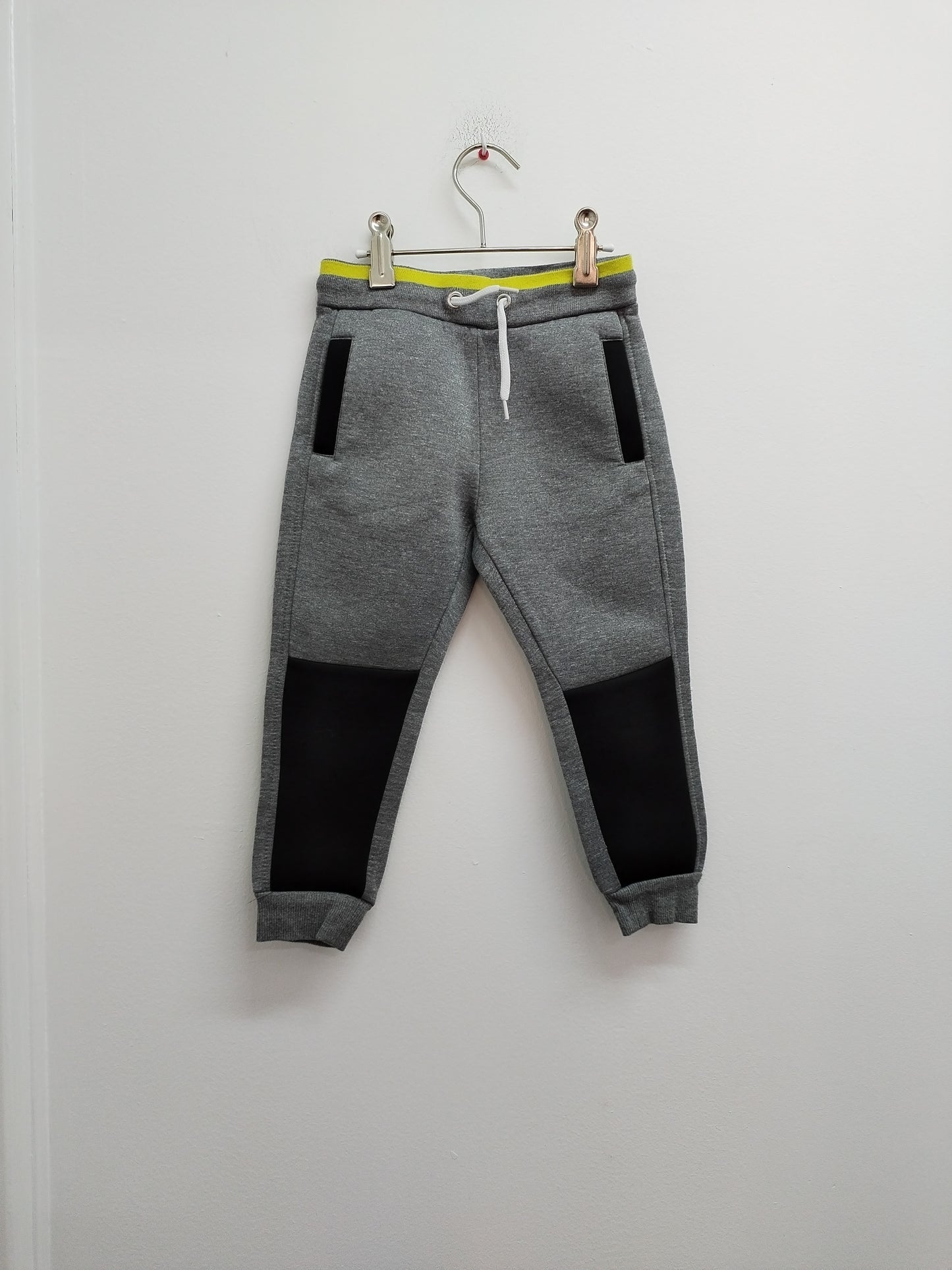 Jogging Tissaia gris et noir Taille 4 Ans