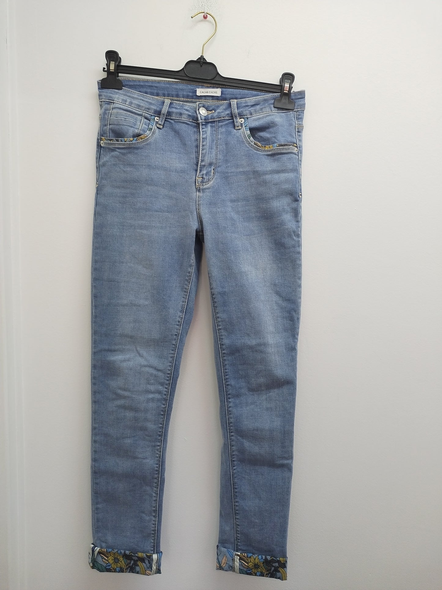 Jeans Cache-Cache bleu clair avec ourlets fleuris Taille 38