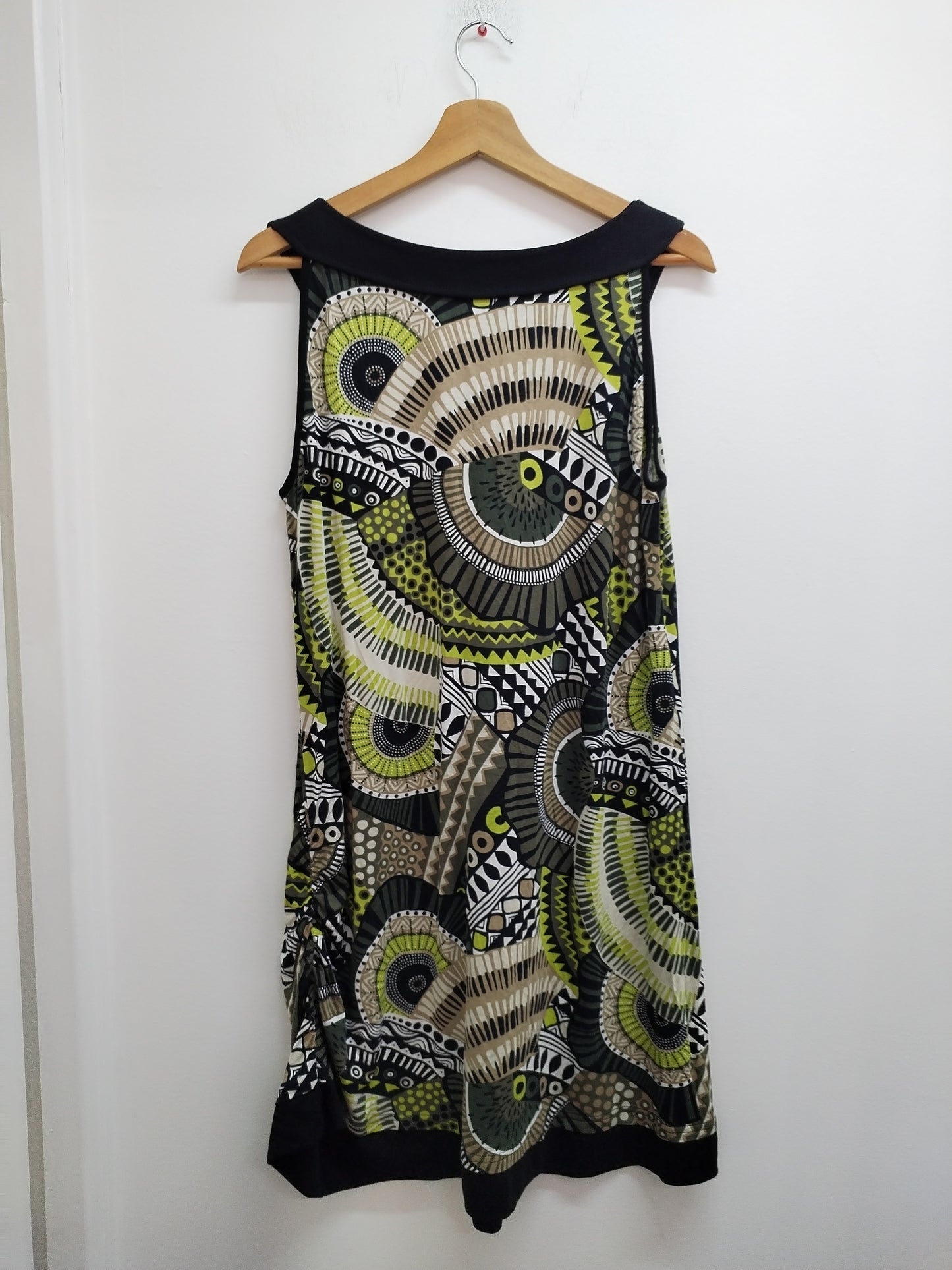 Robe sans manches Carnaby noire à motifs verts, blancs et marrons Taille XL