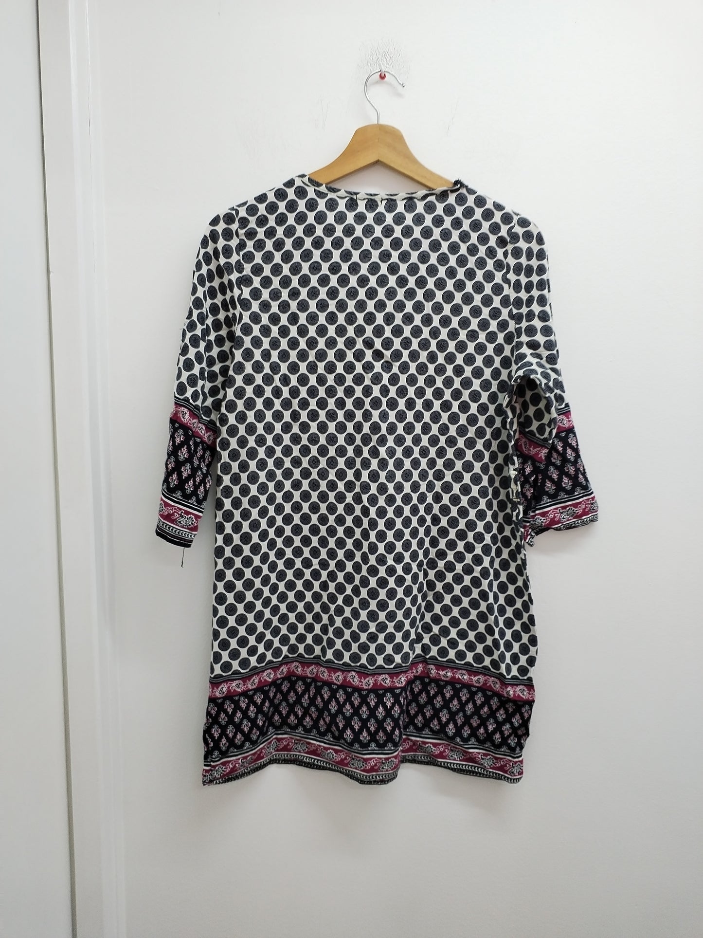 Robe manches 3/4 Kaylia noire, blanche et bordeaux à motifs Taille M