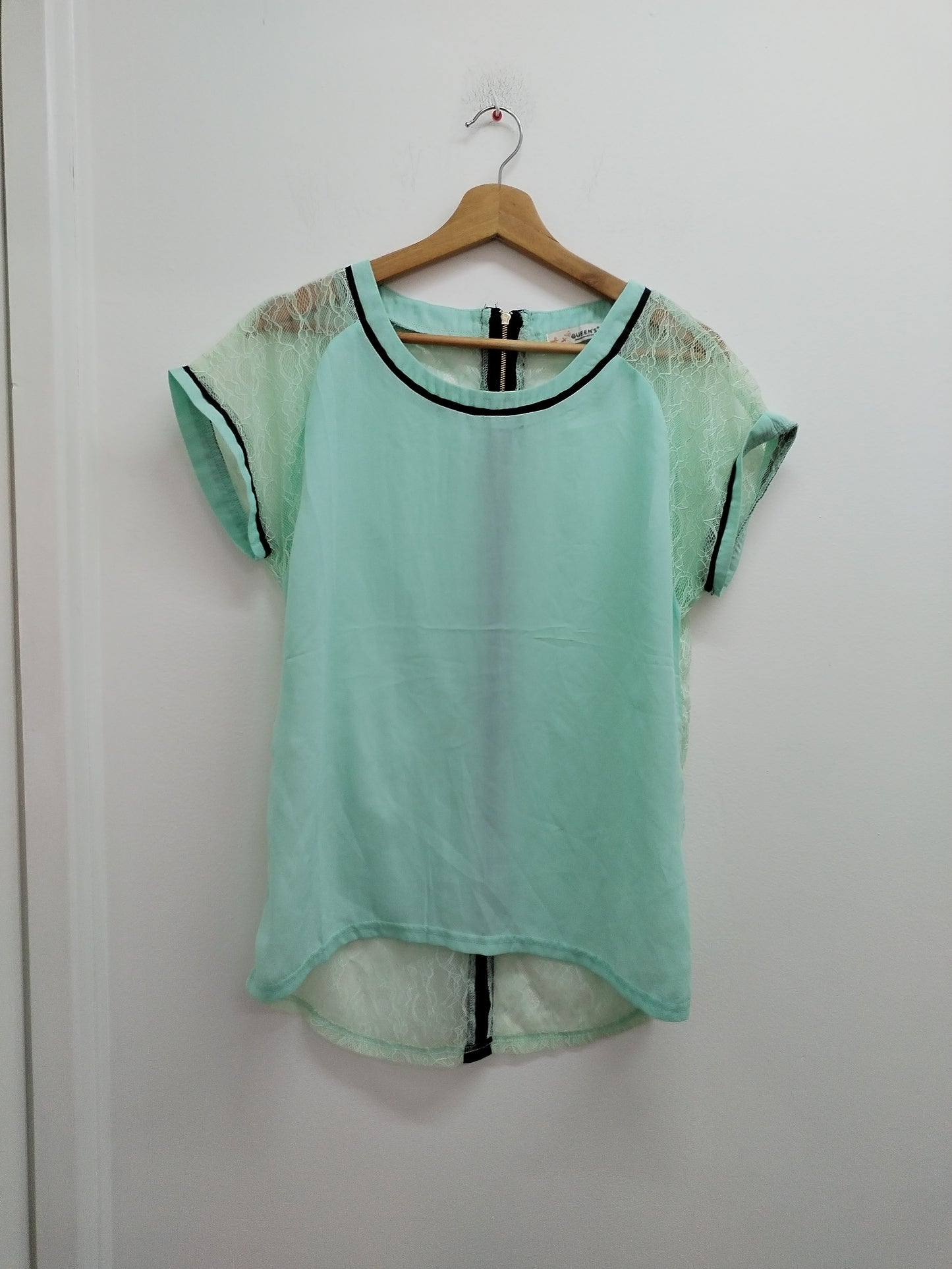 T-shirt Queen's vert d'eau avec dentelle dans le dos Taille M/L