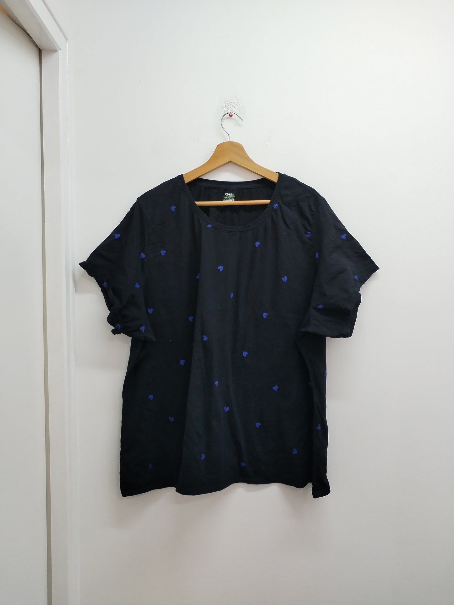 T-shirt Kiabi noir avec motifs cœurs bleus Taille 4XL