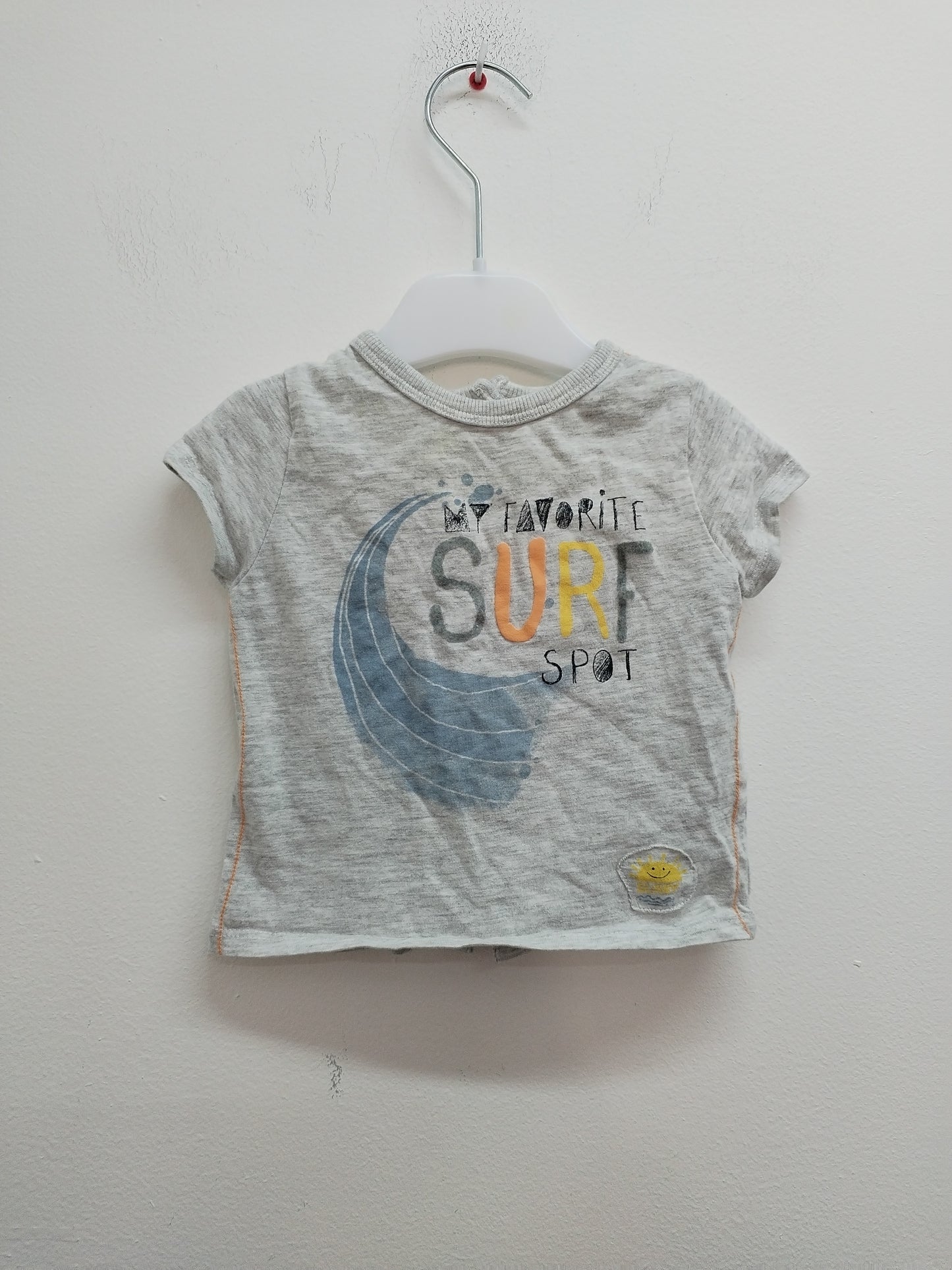 T-shirt Kiabi gris avec impression taille 6 Mois