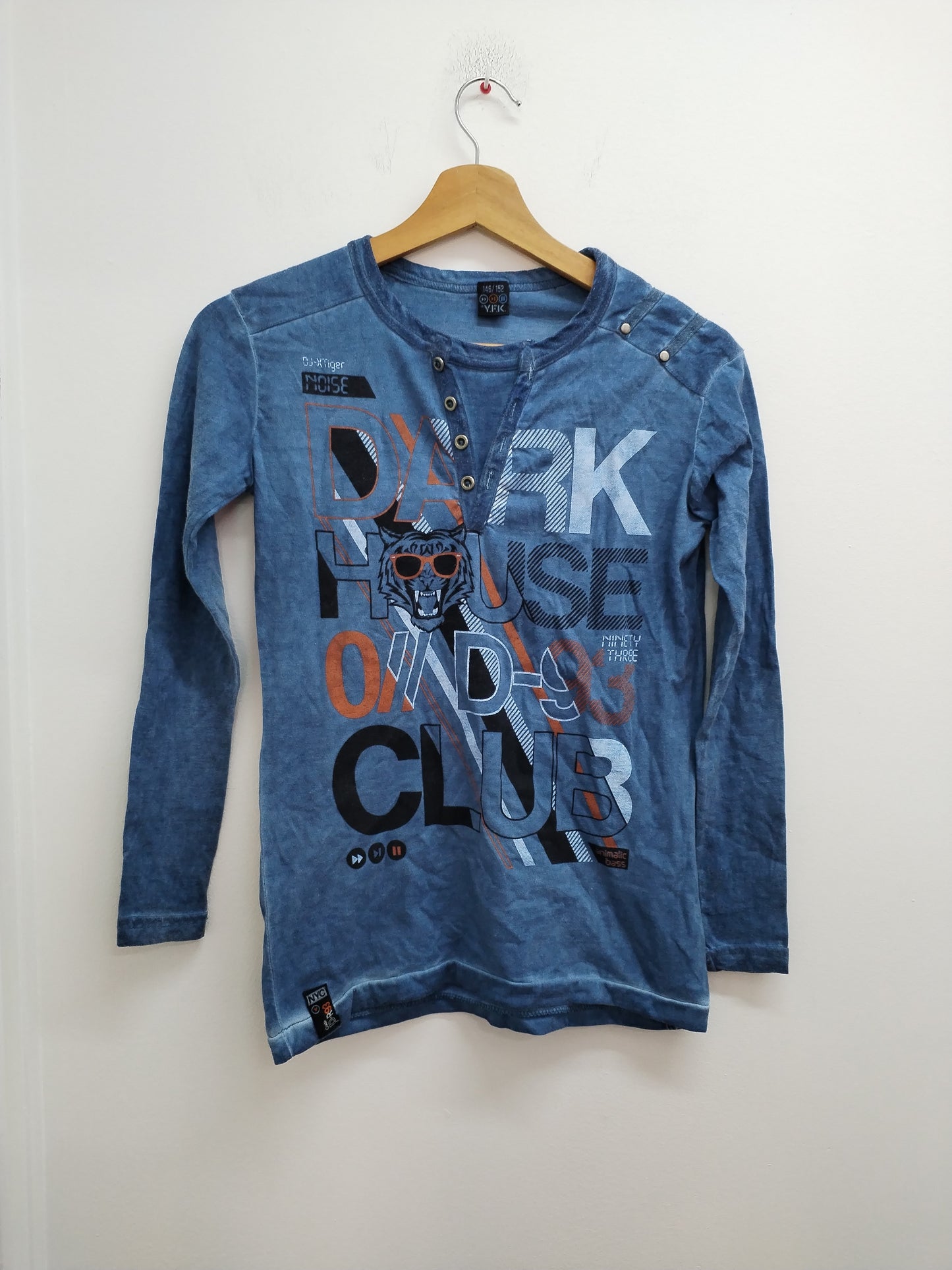 T-shirt manches longues YFK bleu délavé avec impression Taille 10/12 Ans