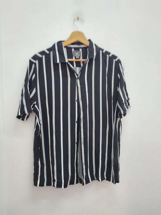 Chemise manches courtes H&M rayée noire et blanche Taille M