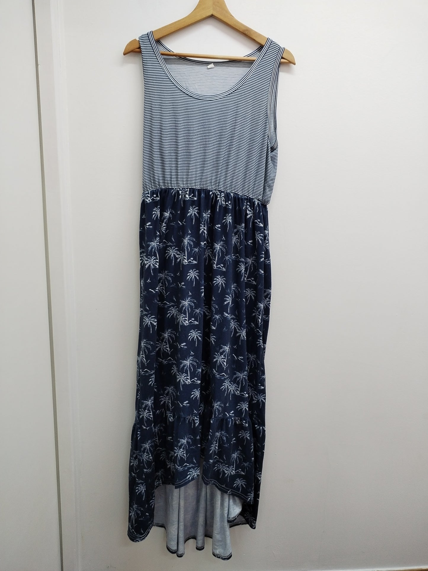 Robe longue sans manches asymétrique marine rayée et à motifs Taille L