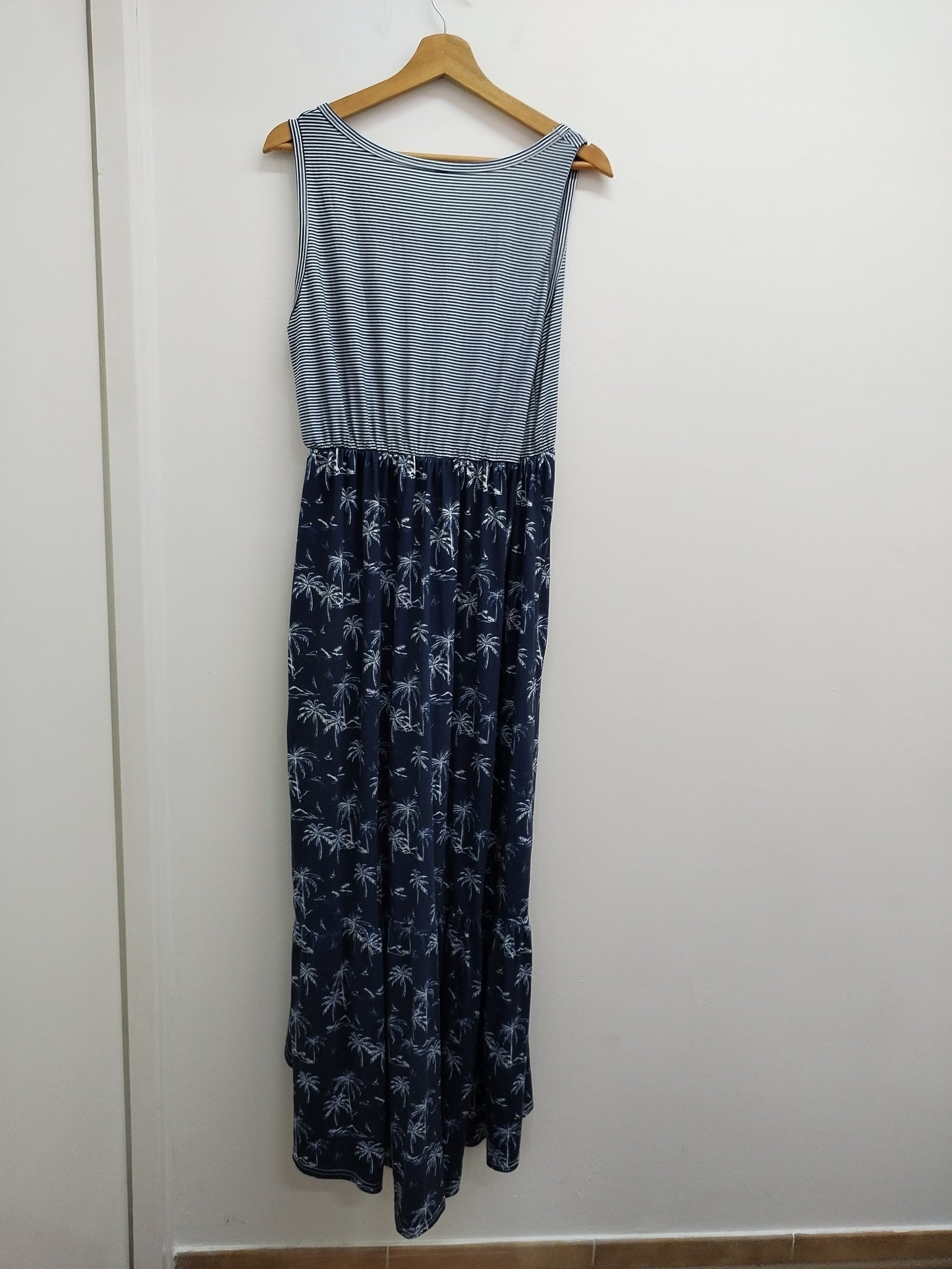 Robe longue sans manches asymétrique marine rayée et à motifs Taille L