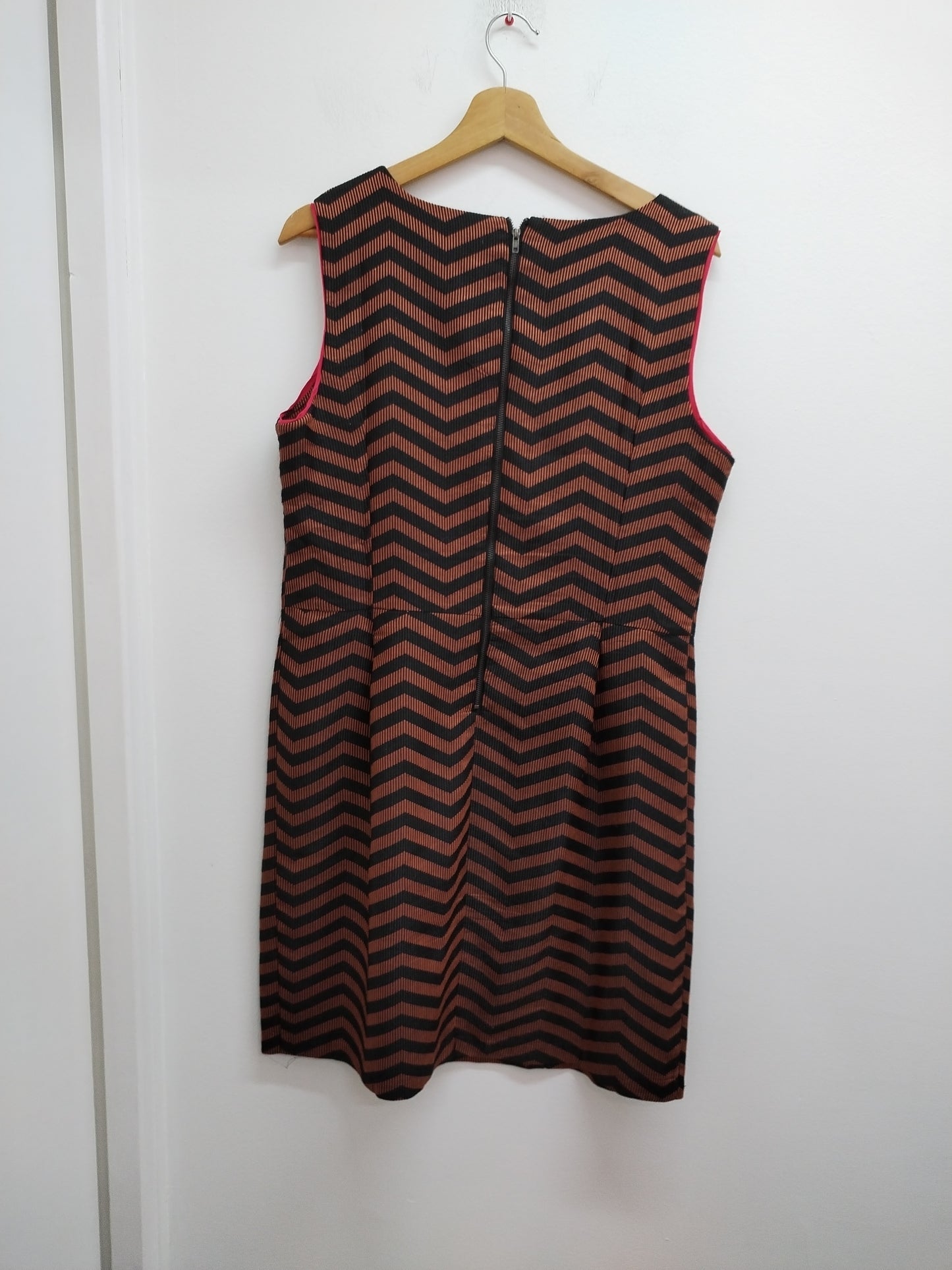 Robe sans manches rayée marron et noire Taille M