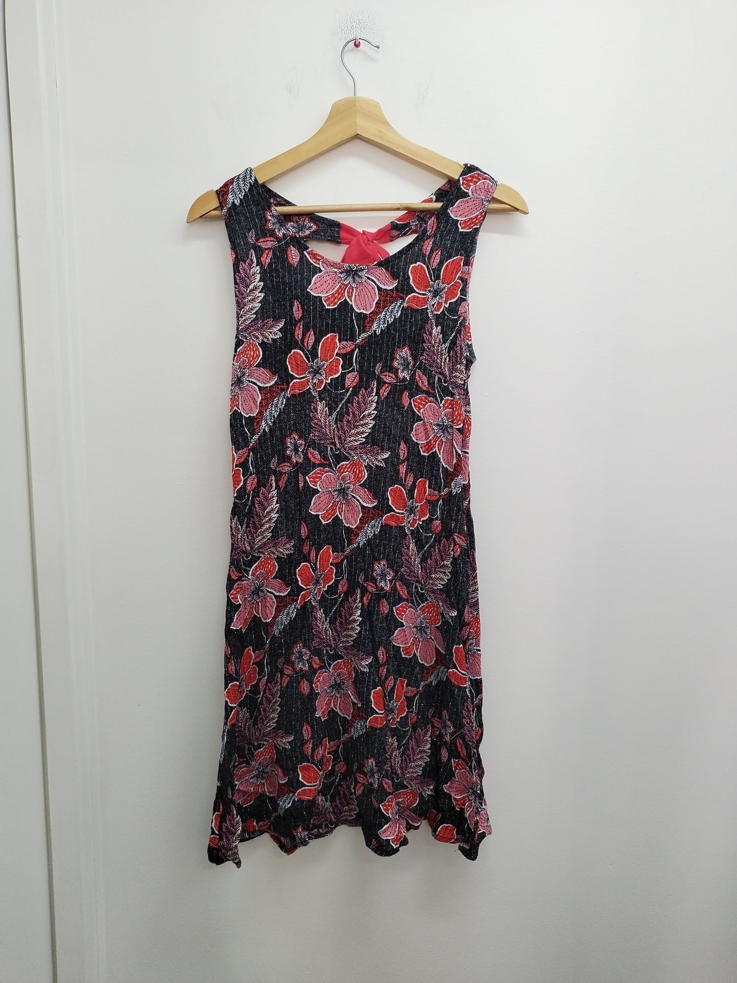 Robe sans manches noire fleurie Taille 40