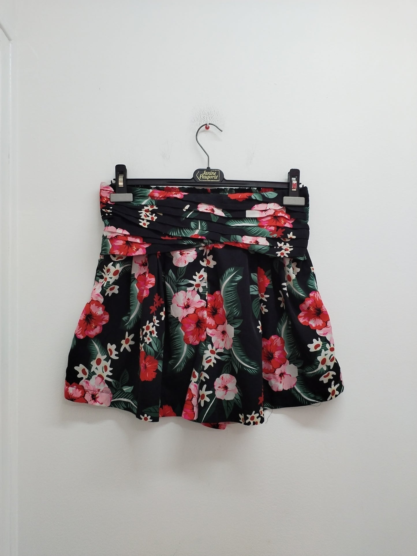 Short L'Olive verte noir fleuri Taille 40